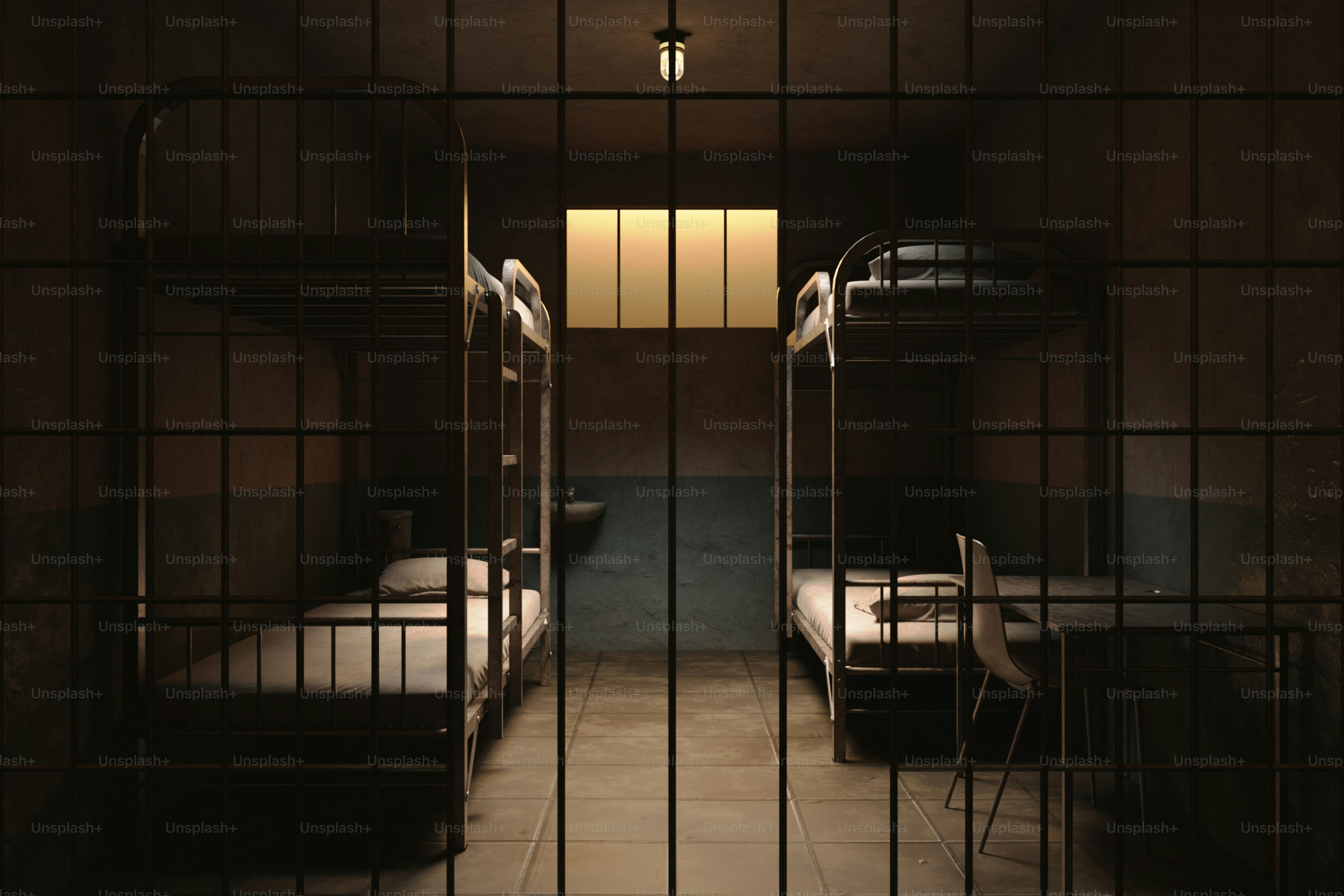 Dos literas en una celda de prisión tenuemente iluminada.