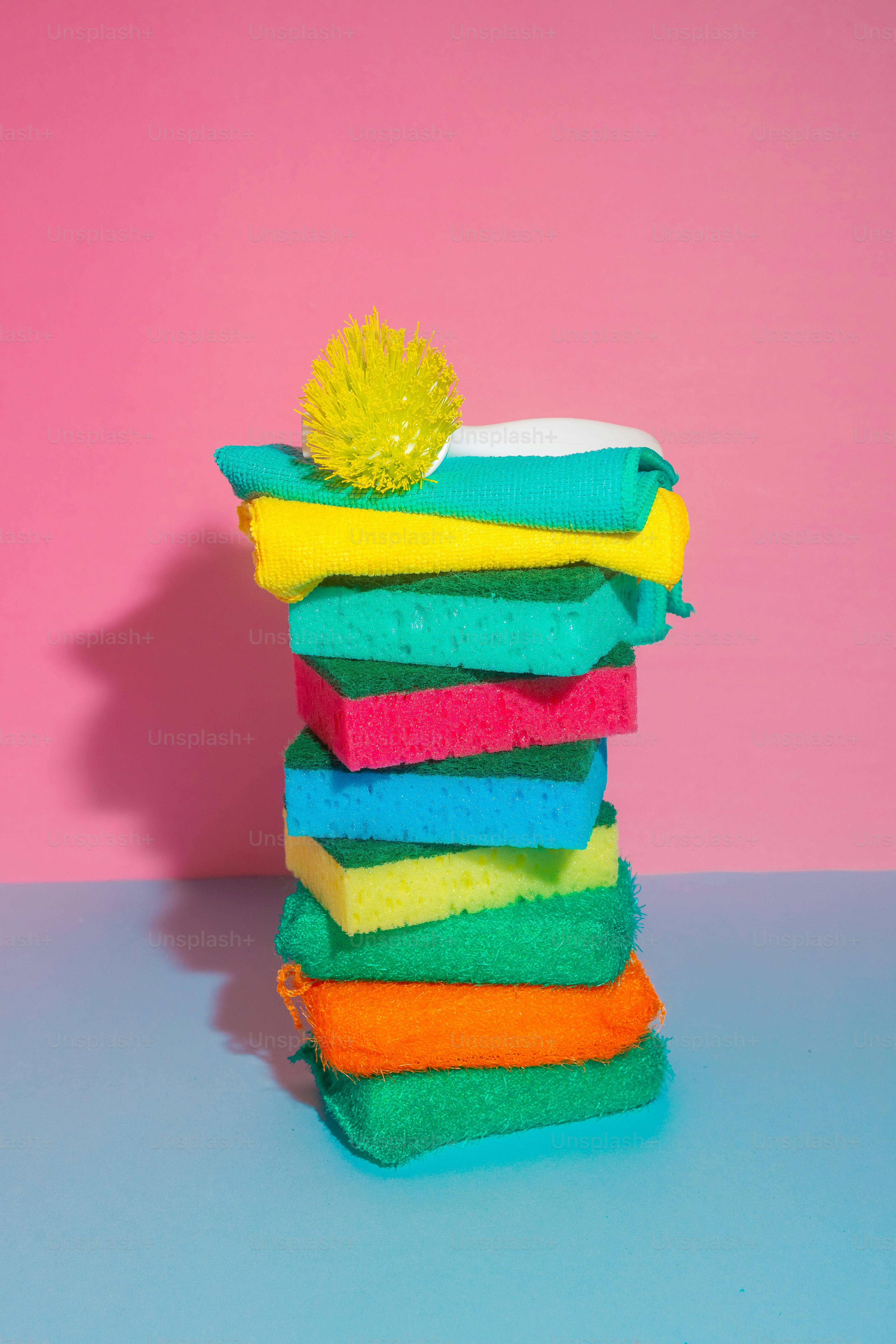 Pilha de esponjas de limpeza coloridas com bola de limpeza amarela