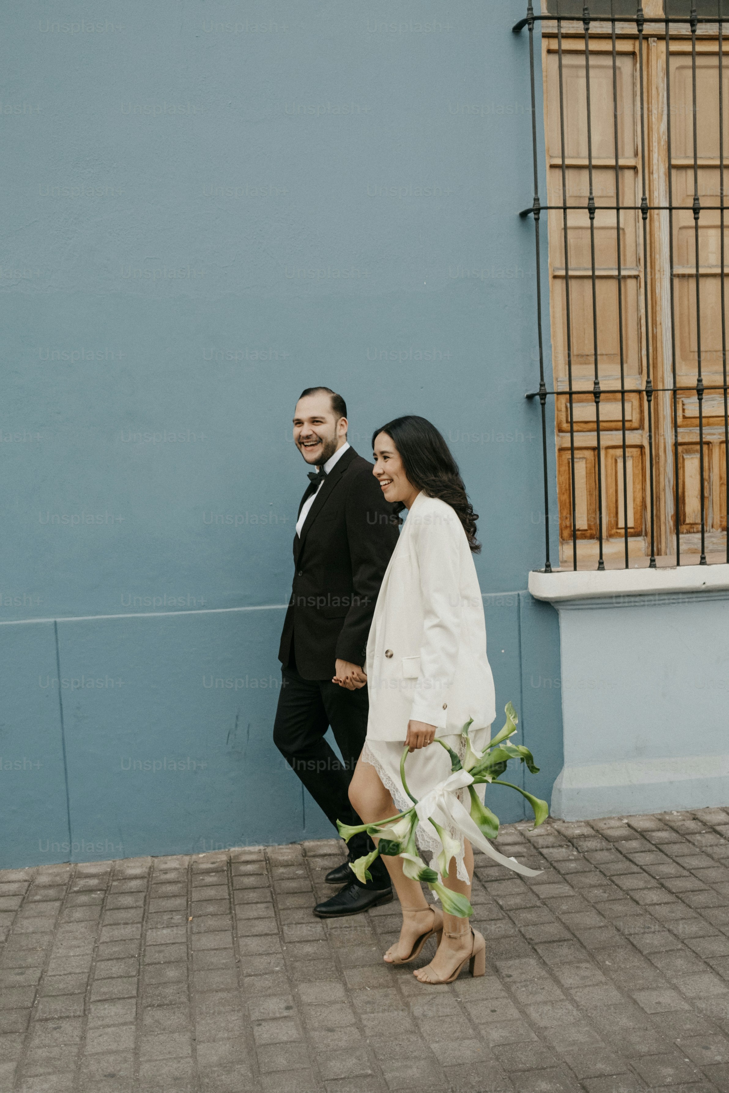 Paar, das Hand in Hand mit Blumen geht