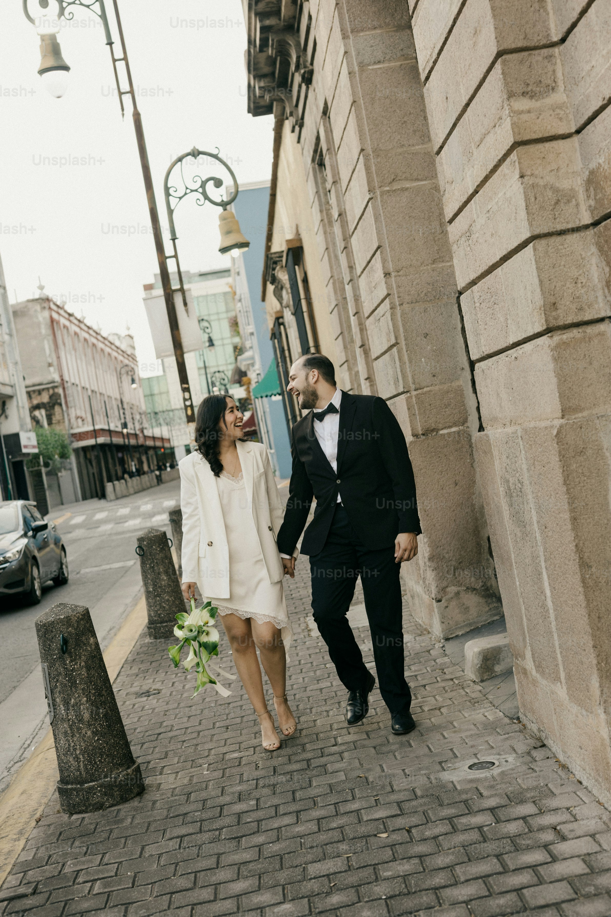 Ein paar spazieren gehen Hand in Hand auf einem Bürgersteig der Stadt.
