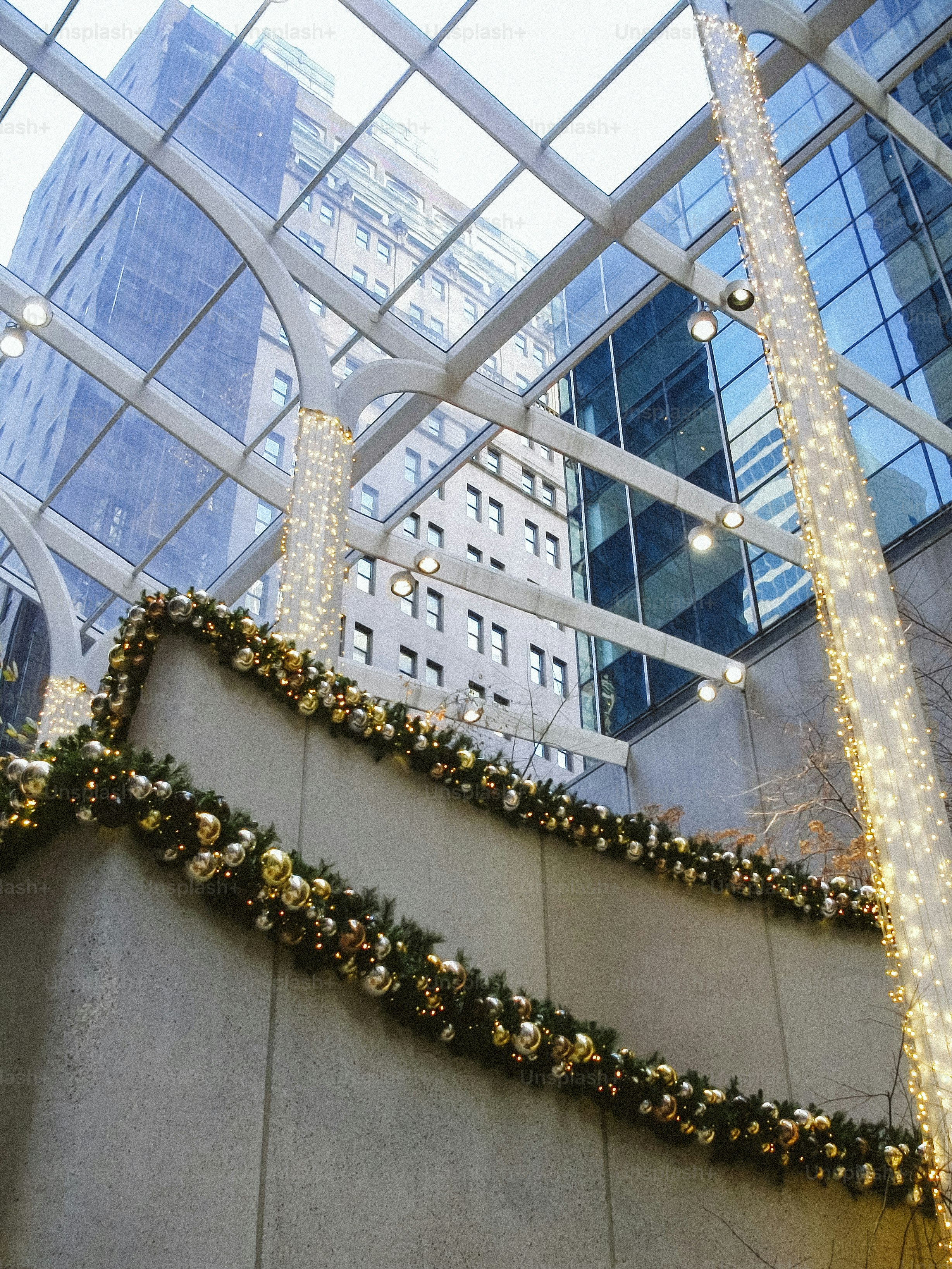 Escalier décoré de lumières et d’ornements festifs