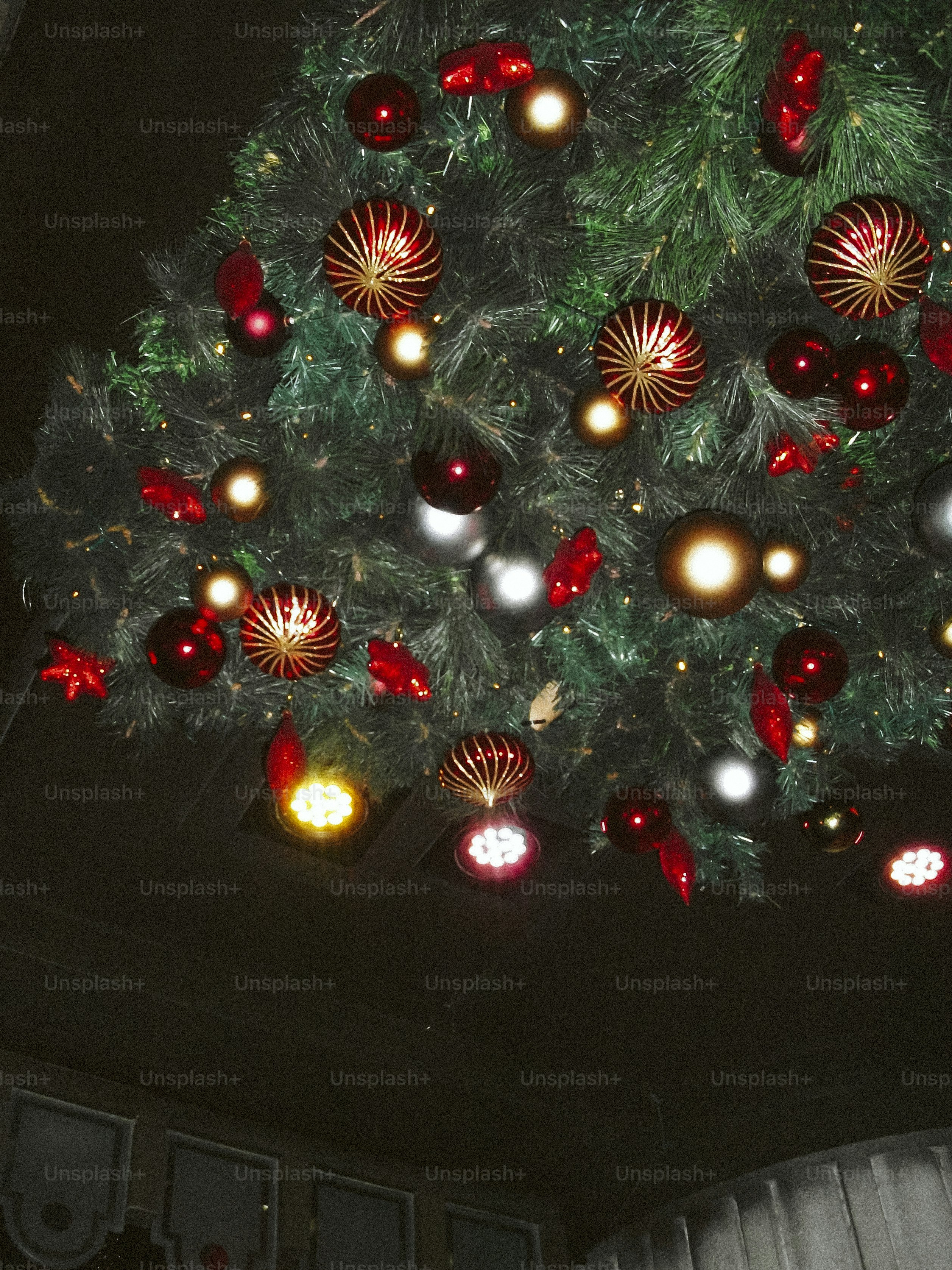 Un sapin de Noël décoré avec des ornements et des ornements