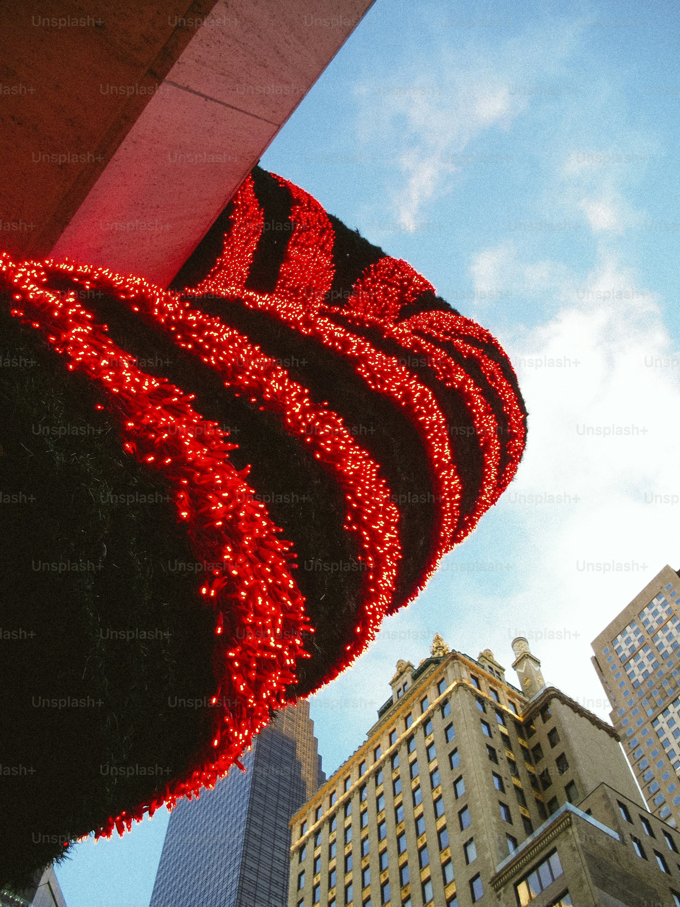 Décoration rayée avec des lumières rouges sur un ciel bleu.