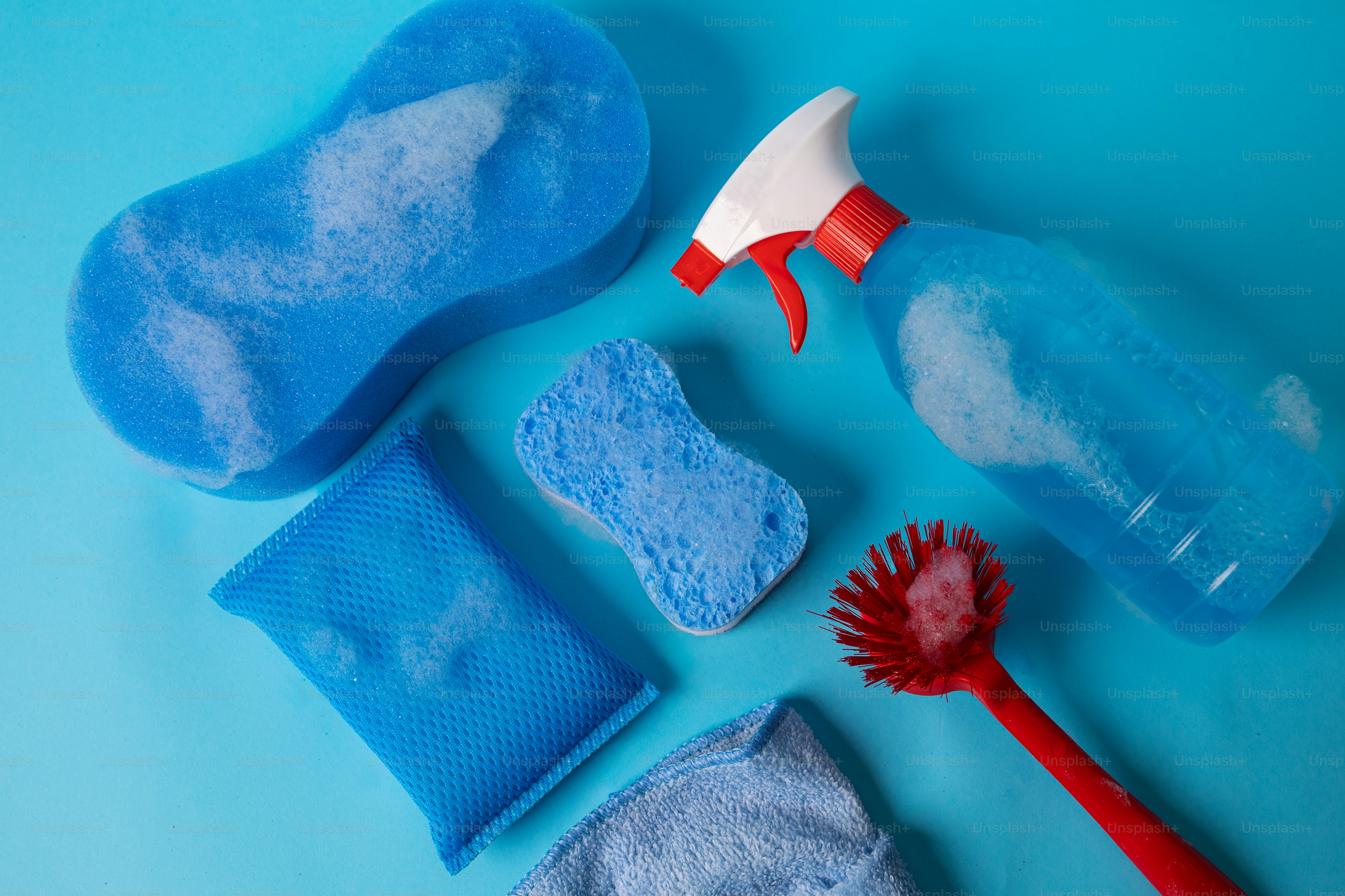 Produits de nettoyage bleus disposés sur un fond bleu