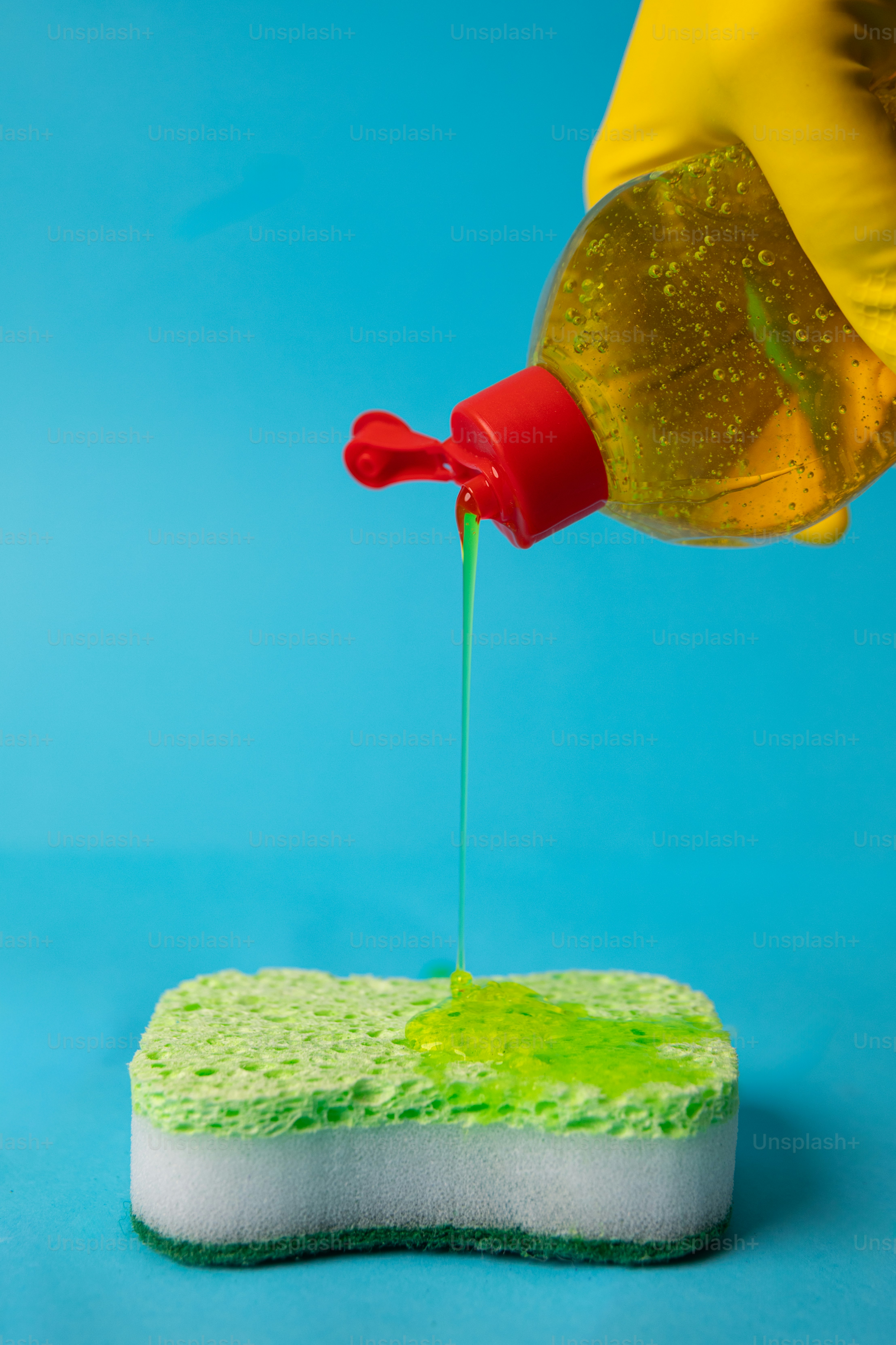 Du liquide vaisselle versé sur une éponge