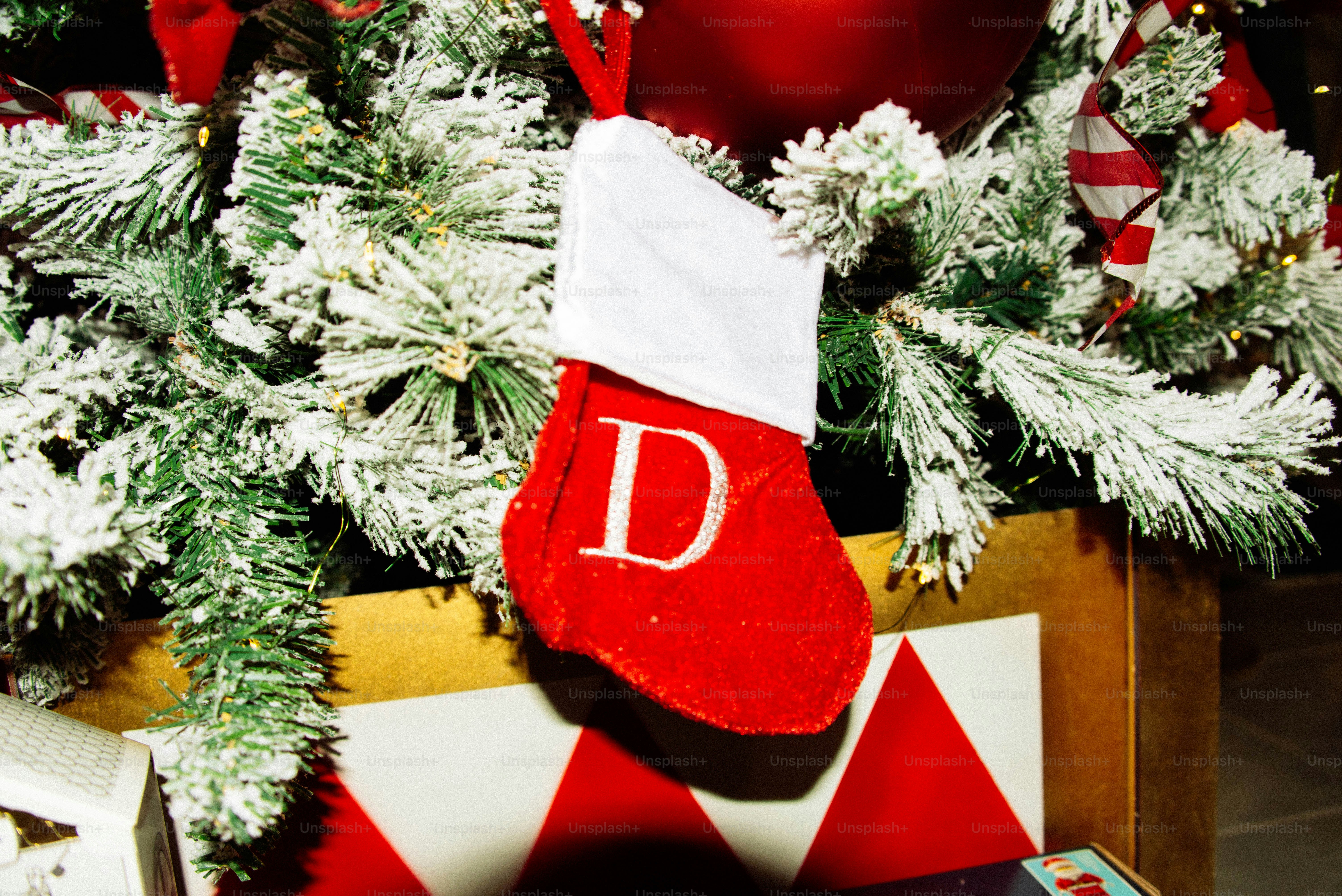 Uma pequena meia vermelha de Natal com a letra D.