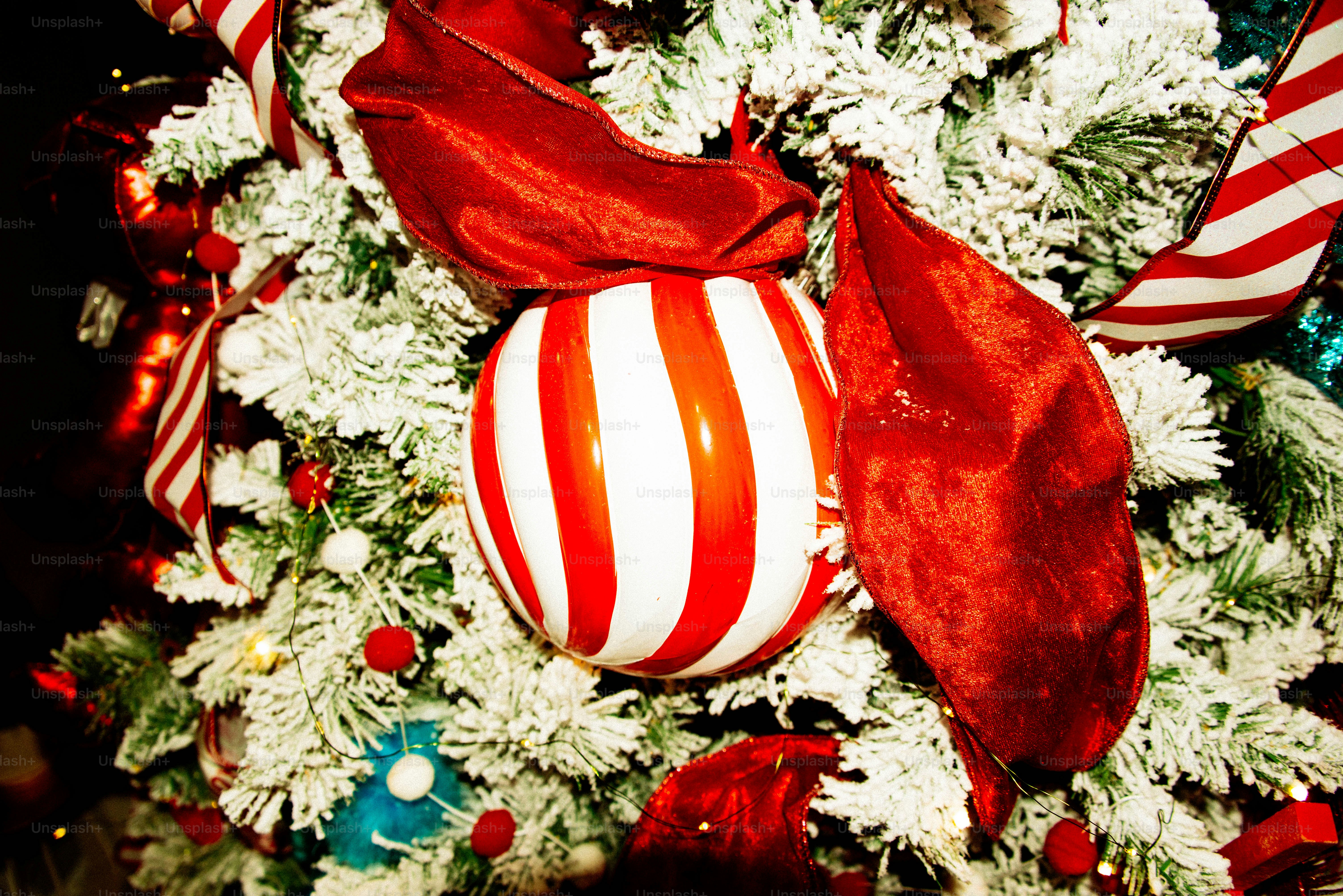 Uma árvore de Natal festiva com enfeites vermelhos e brancos.