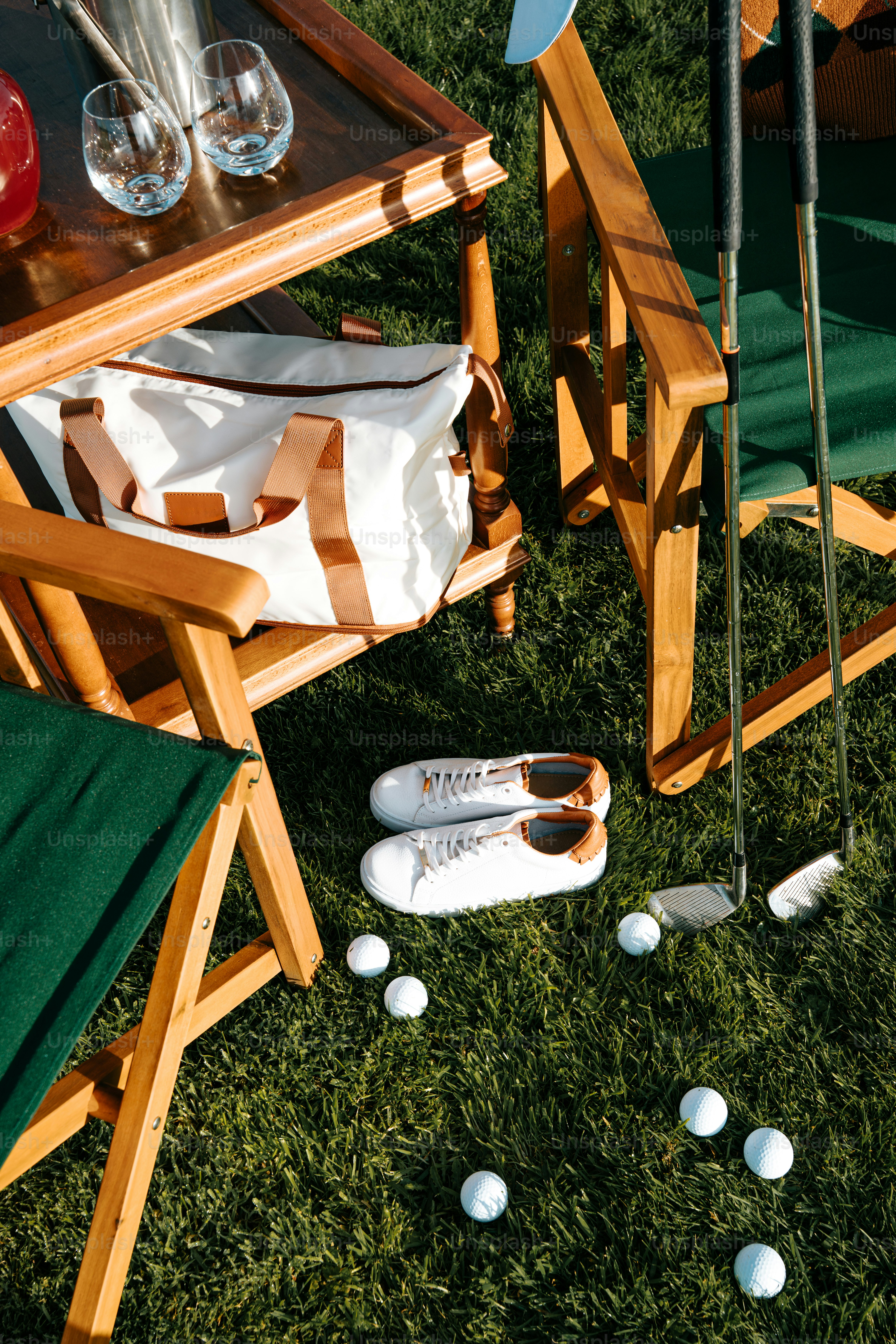 Mazze da golf, palline e scarpe sull'erba