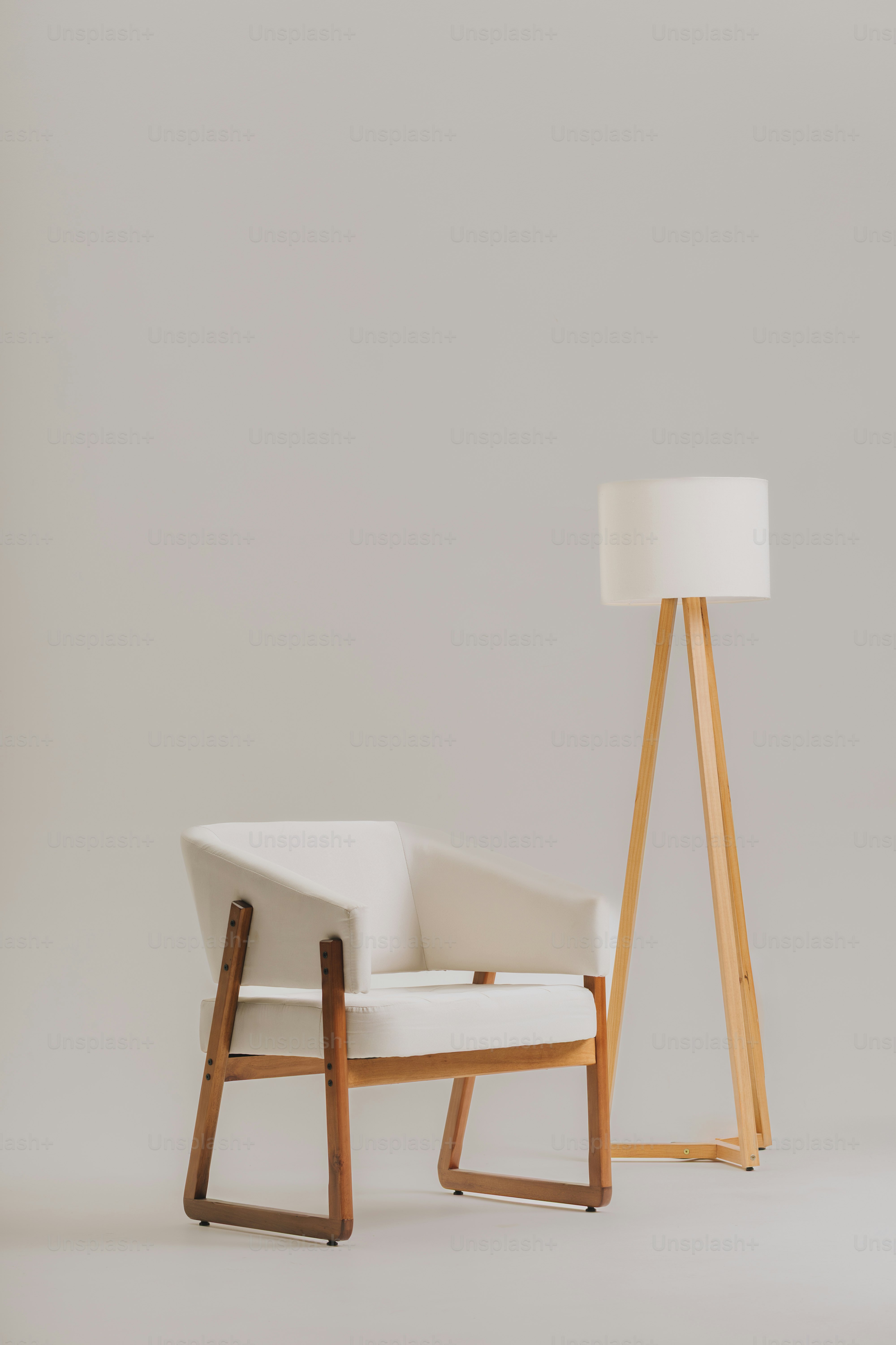 Moderner Sessel und Holz-Stativ-Standlampe
