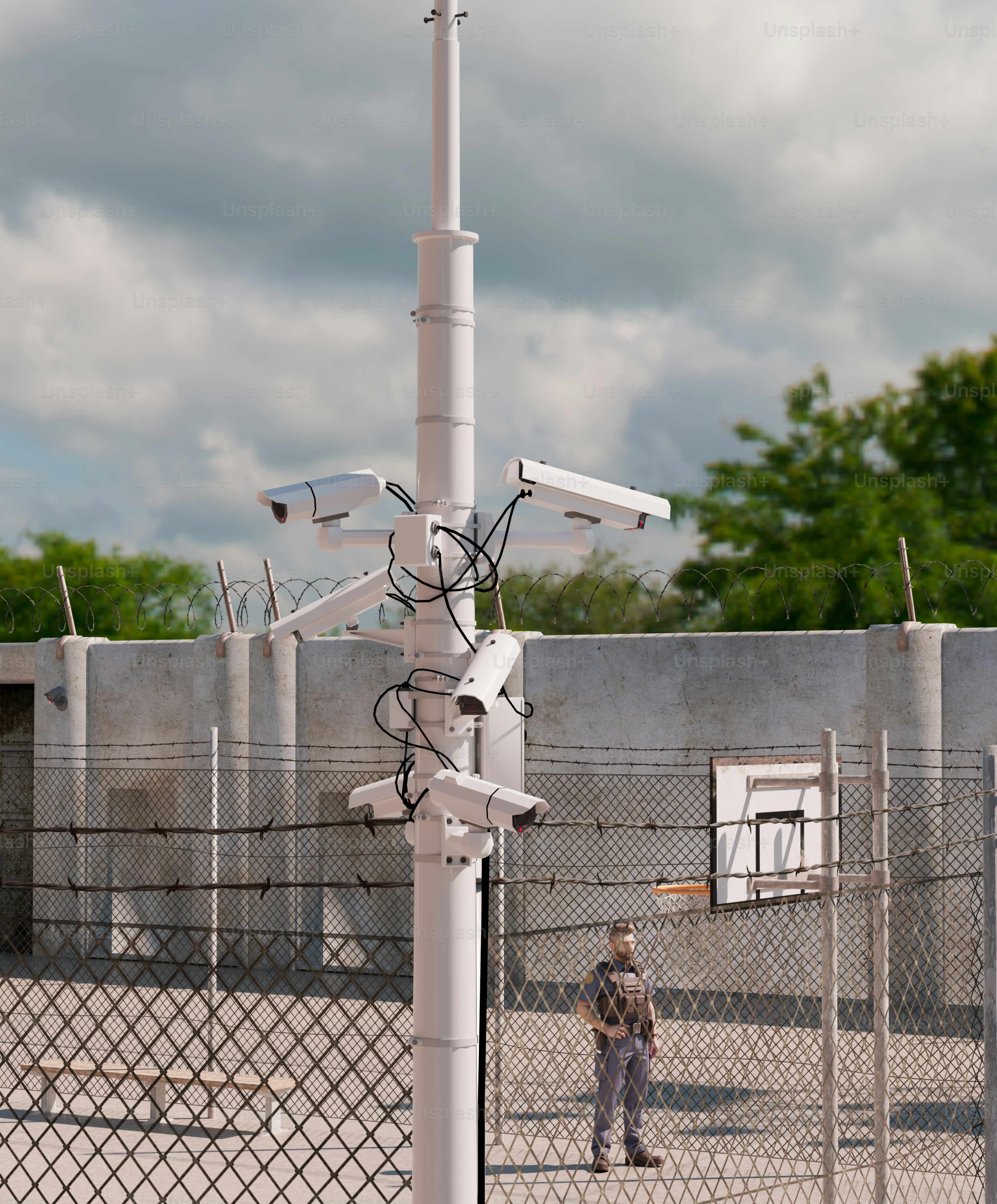 Überwachungskameras sind an einem Pfahl montiert, mit Wachen stehend.