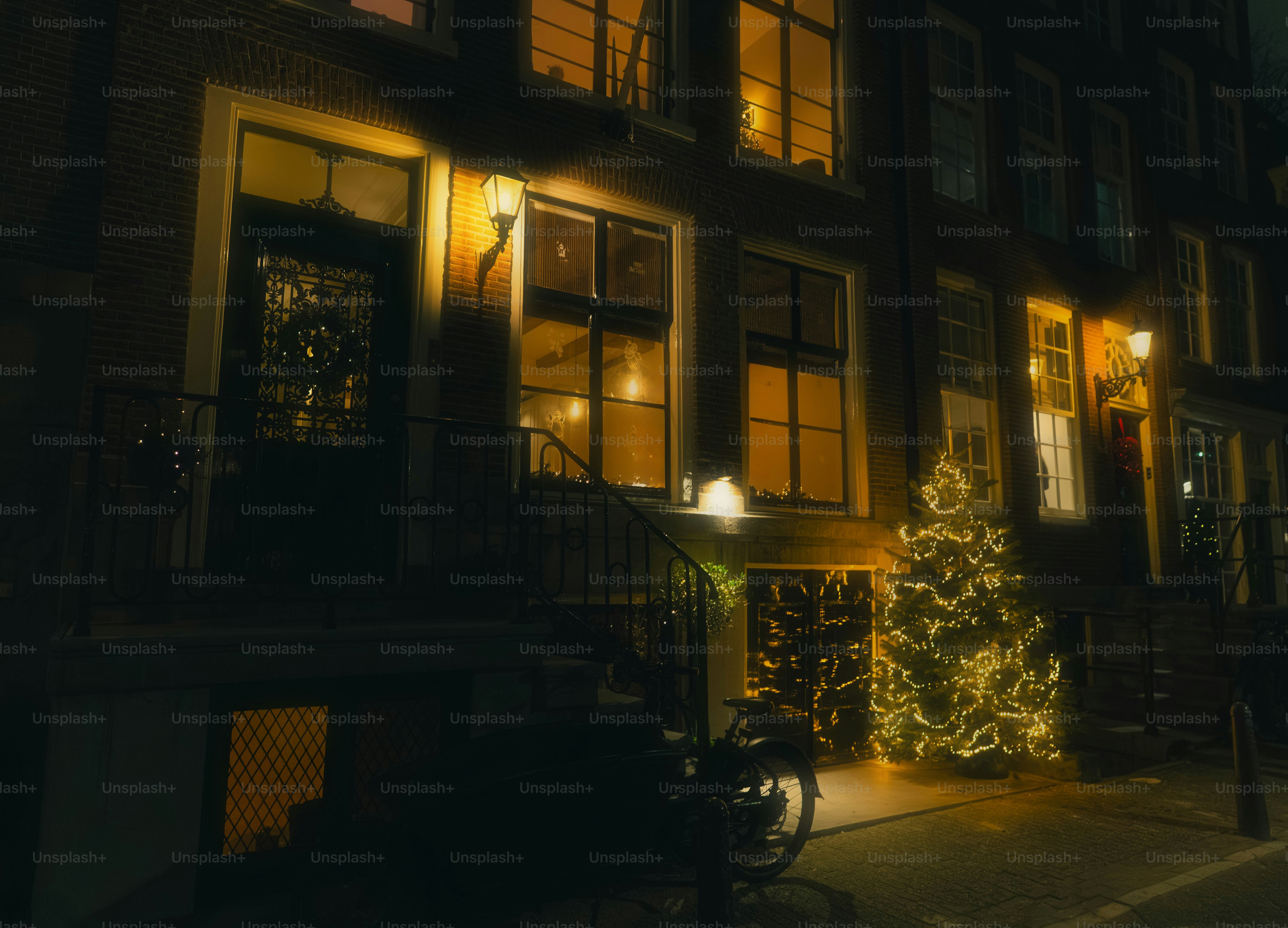 Fileira de casas decoradas para o Natal à noite.