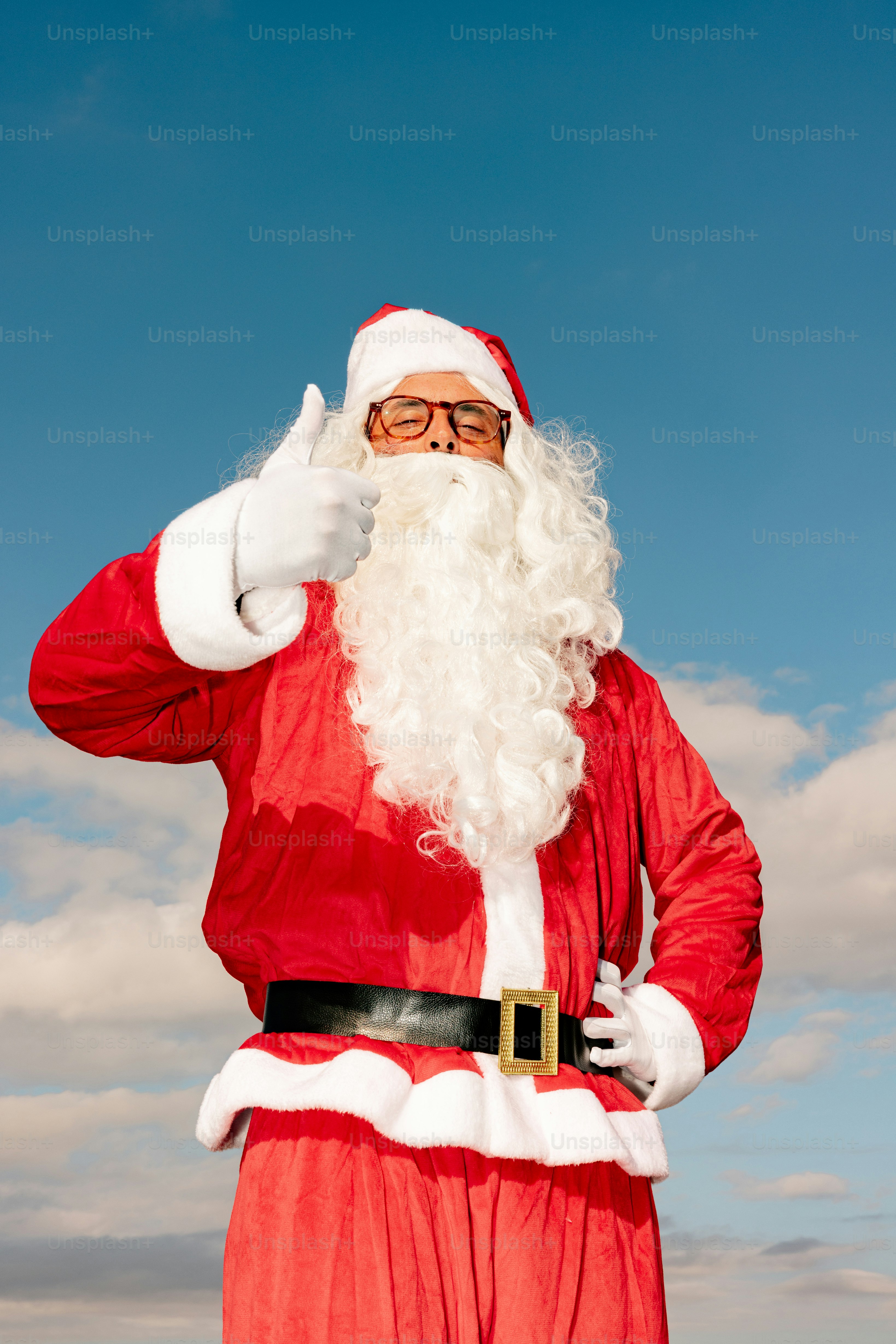 Babbo Natale che fa un gesto con il pollice in su