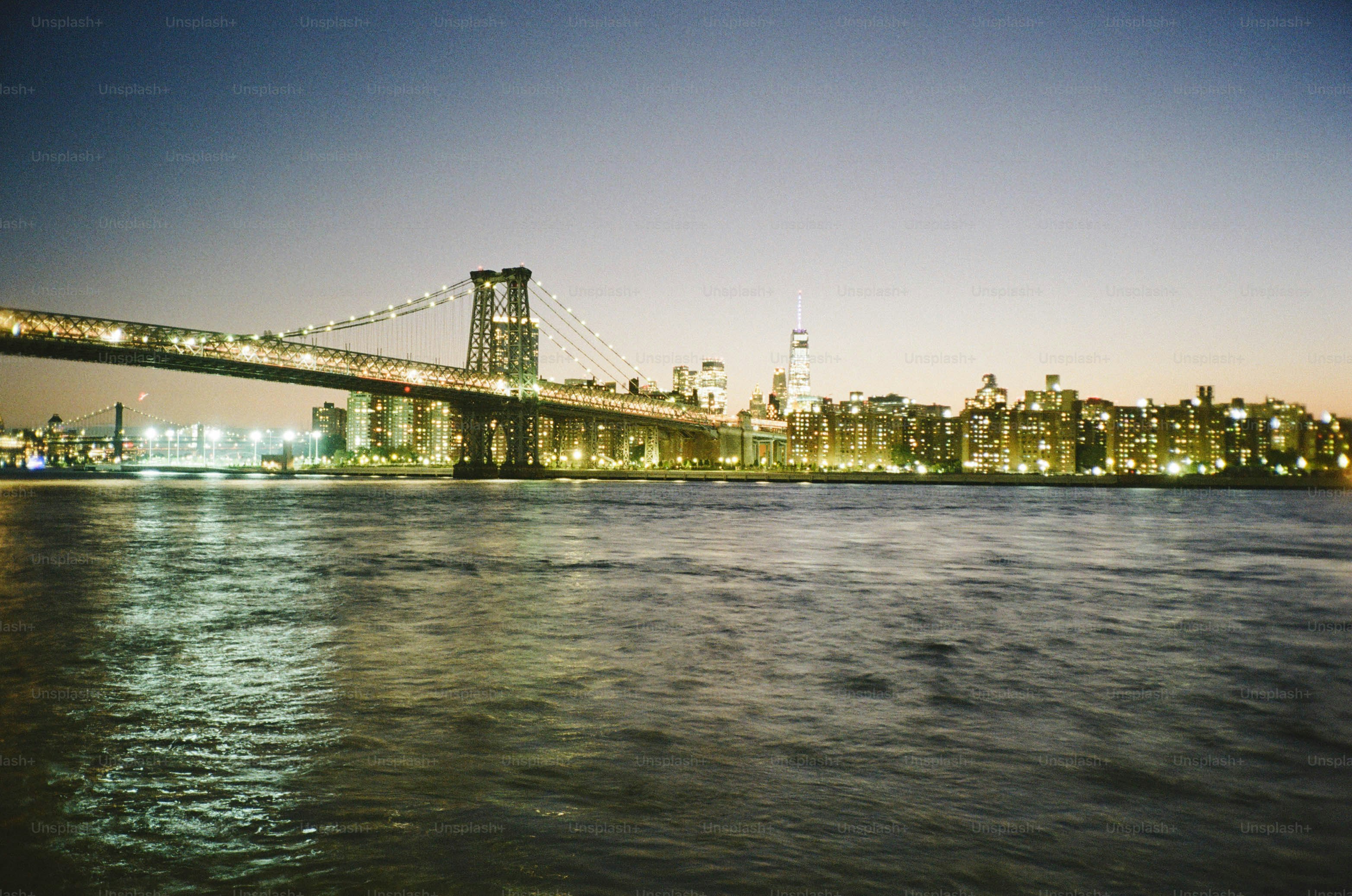ニューヨーク市のスカイラインと夕暮れの橋。