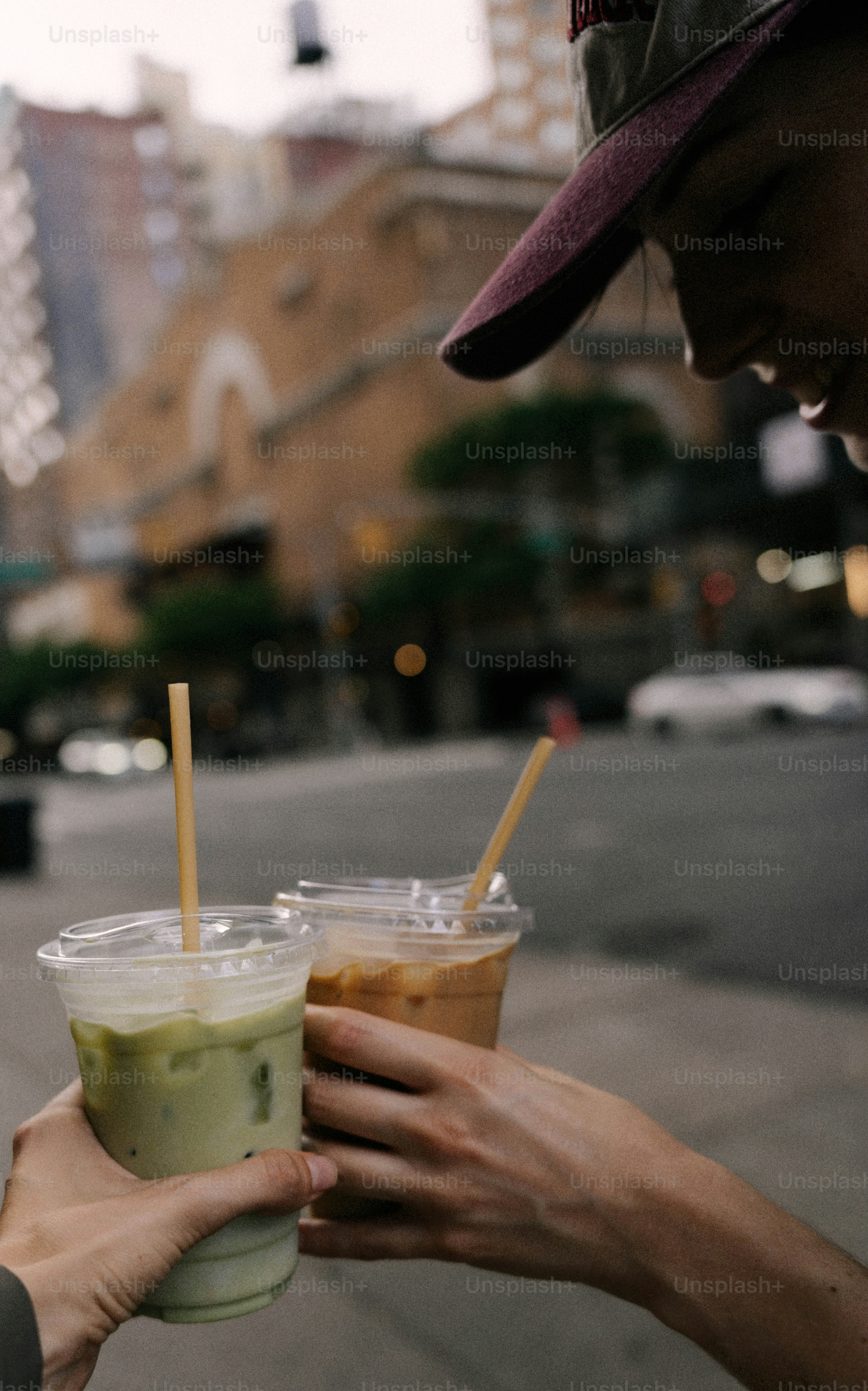 街で手が持つアイスドリンク2杯