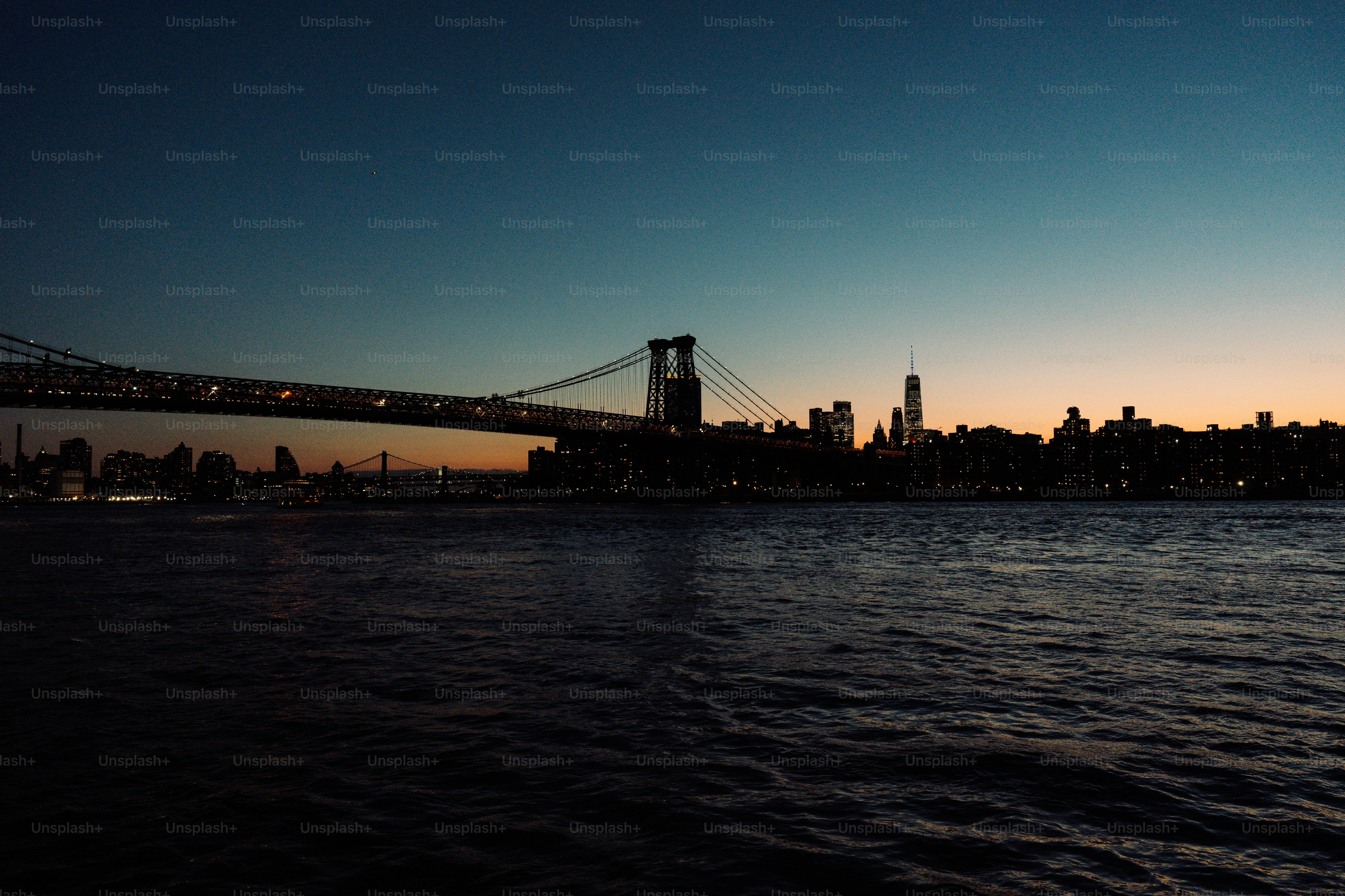 夕暮れ時の都市景観と水上の橋