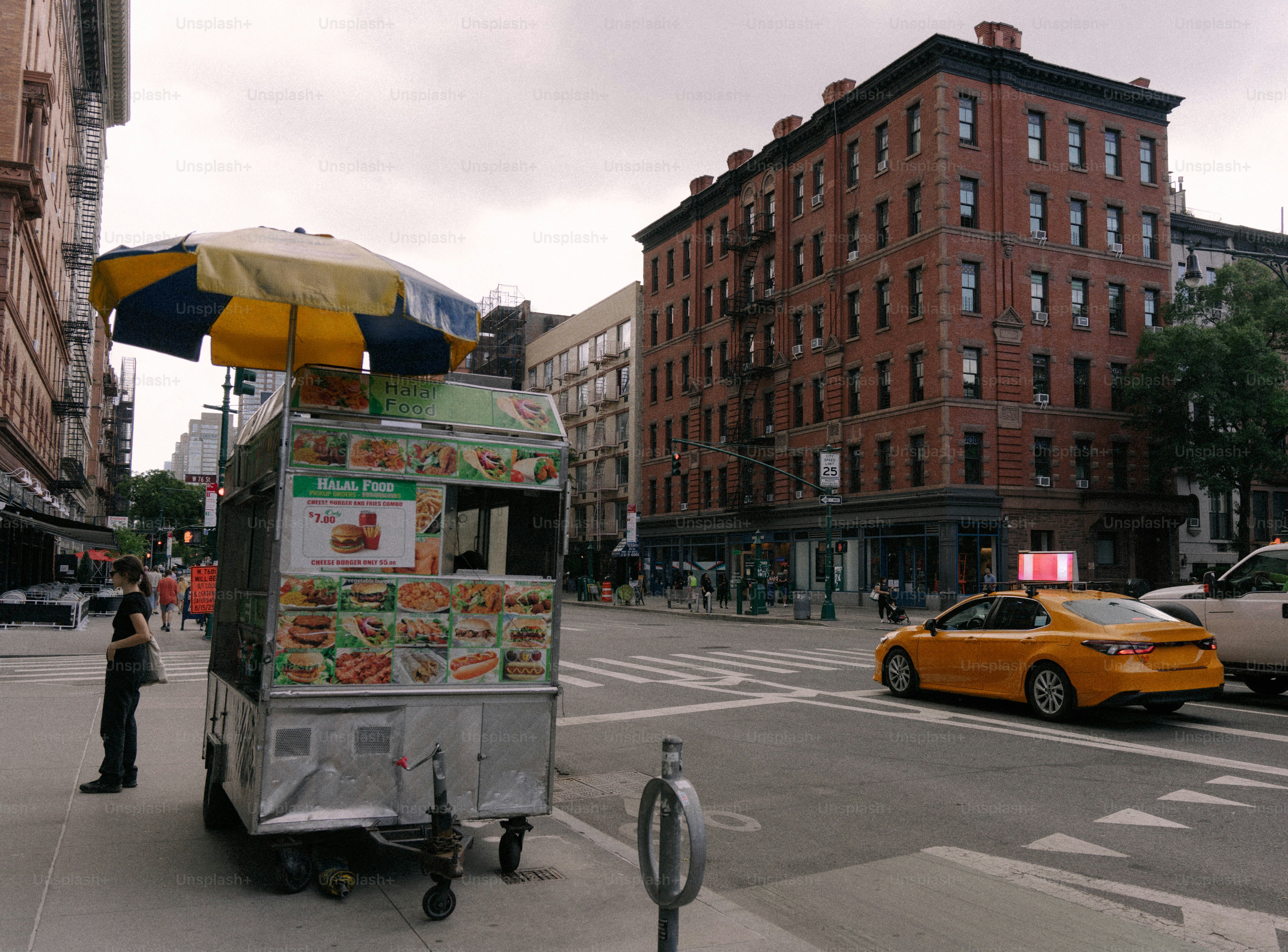 ニューヨーク市の街の風景とフードカート。