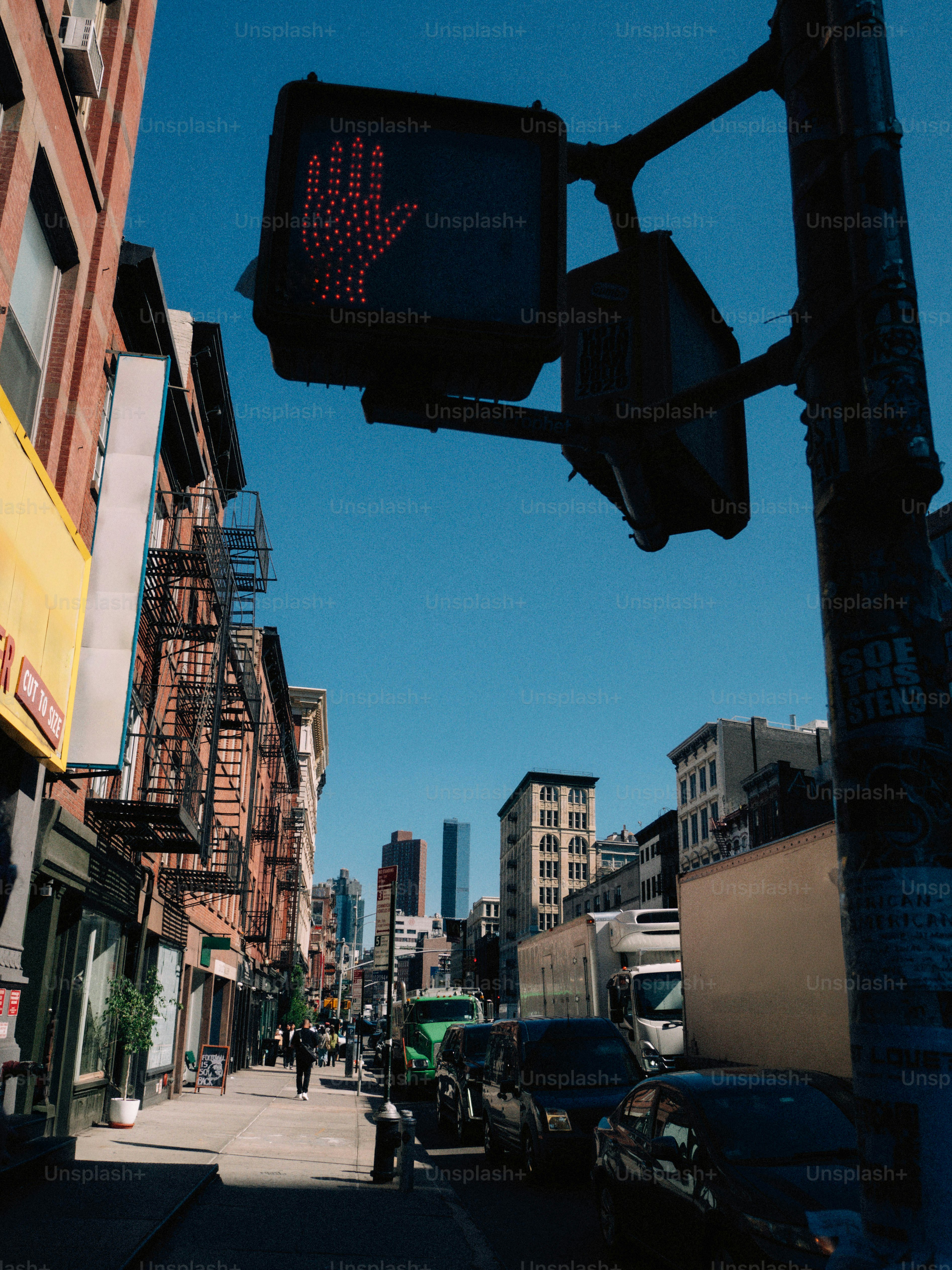 市街地の道路の上を信号で歩くな