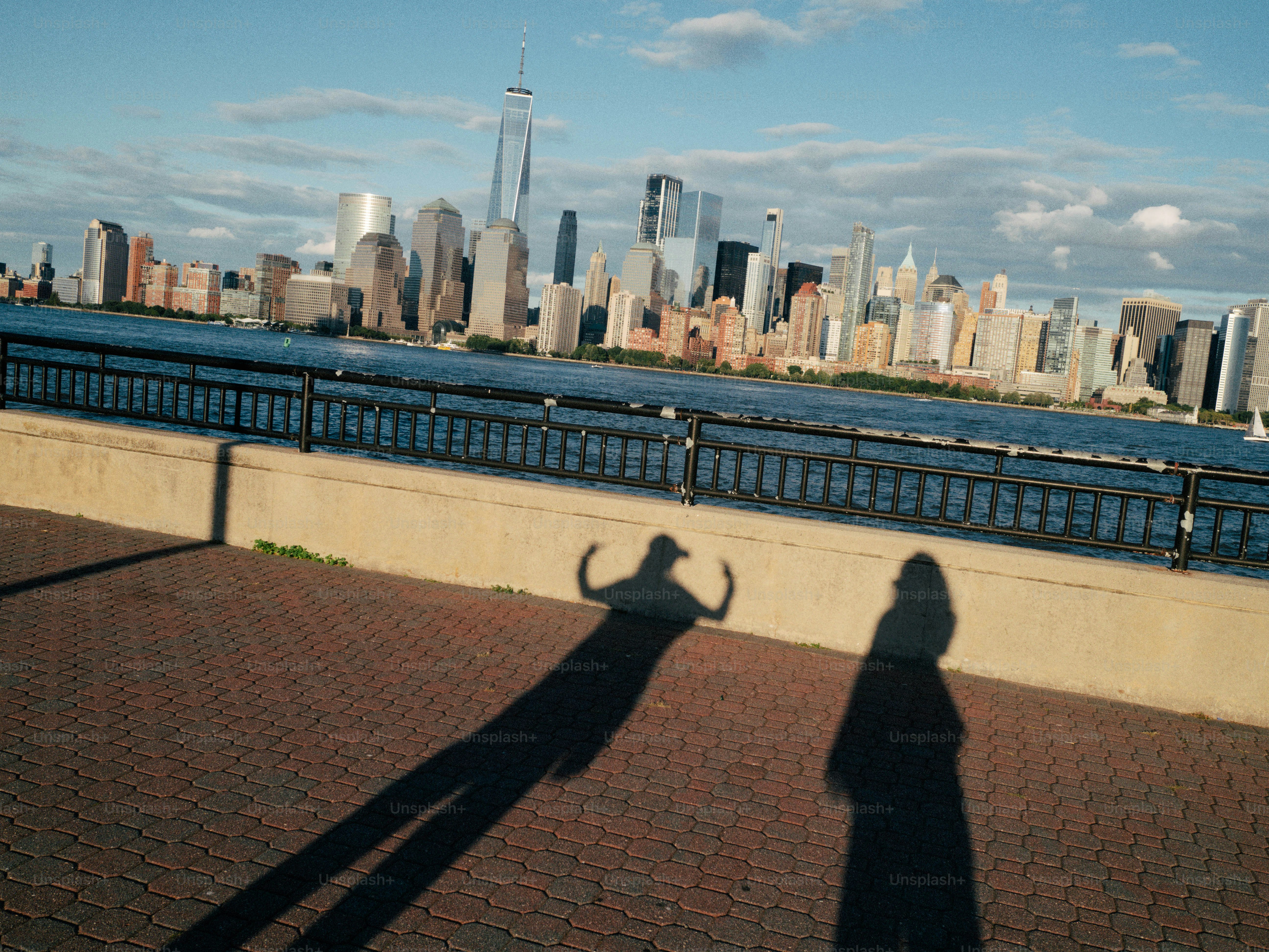 レンガの道に長い影を落とした二人のシルエット。