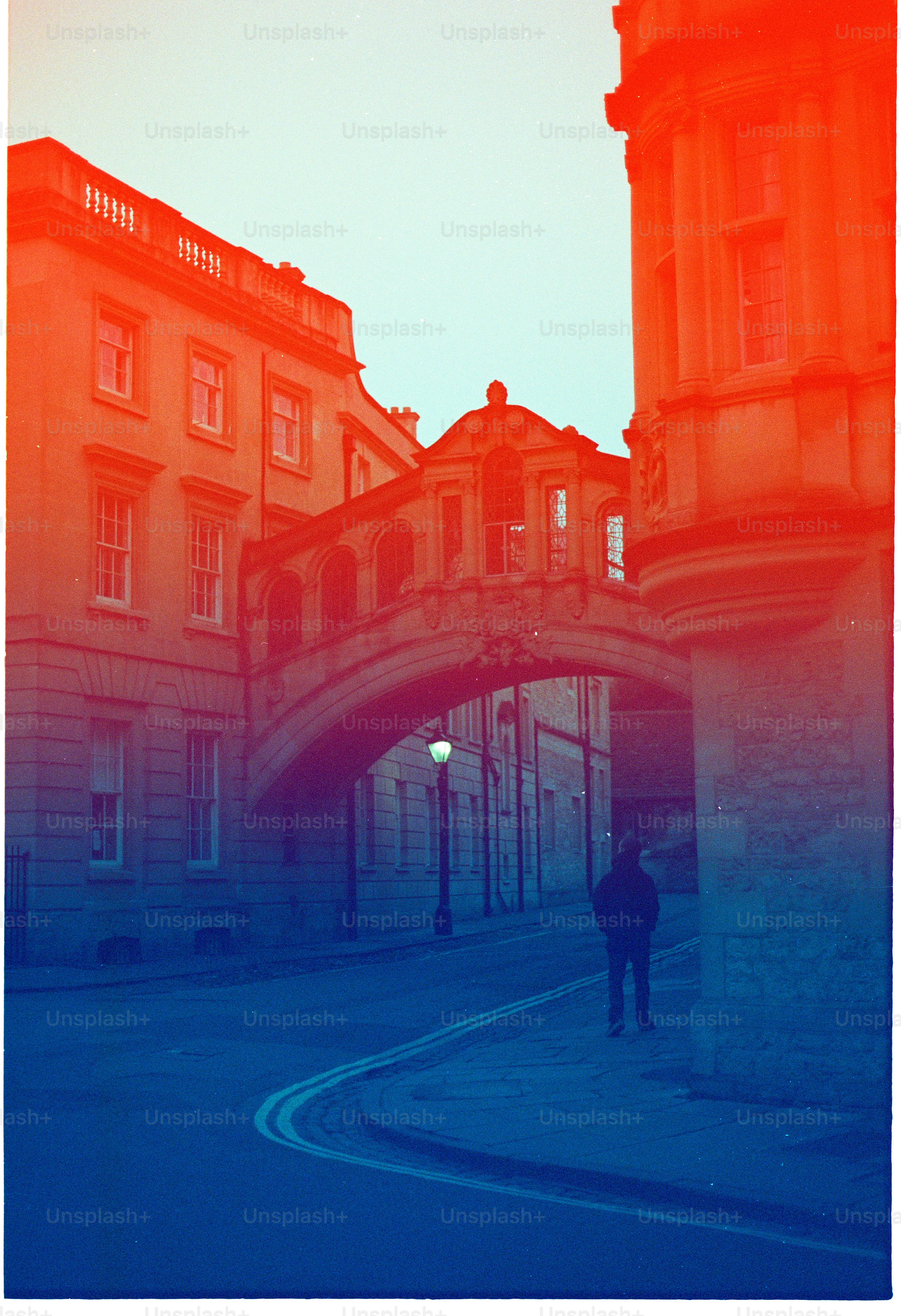 Jembatan desahan di oxford dengan sosok tunggal.