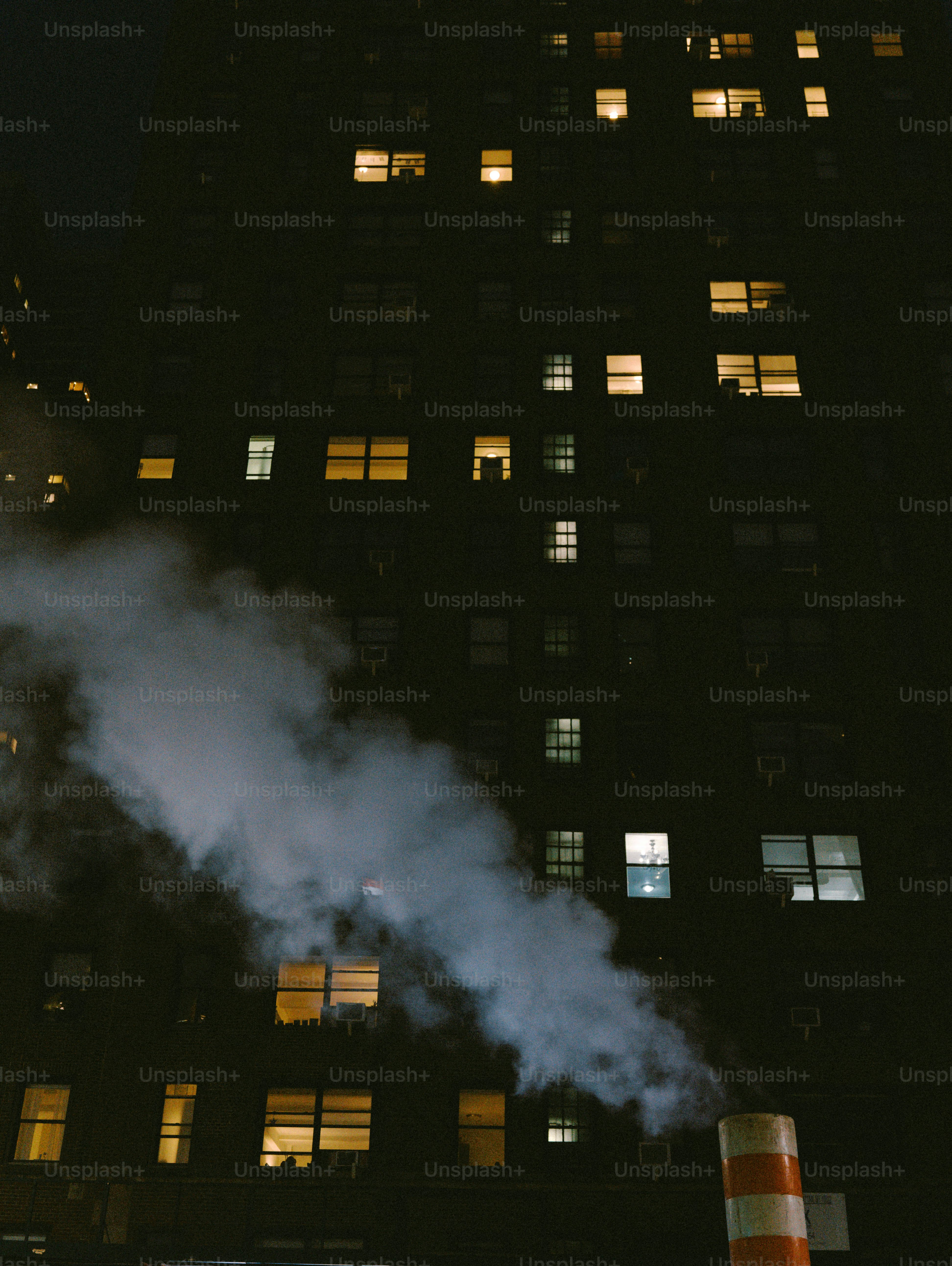 Vapor sai de um prédio à noite.