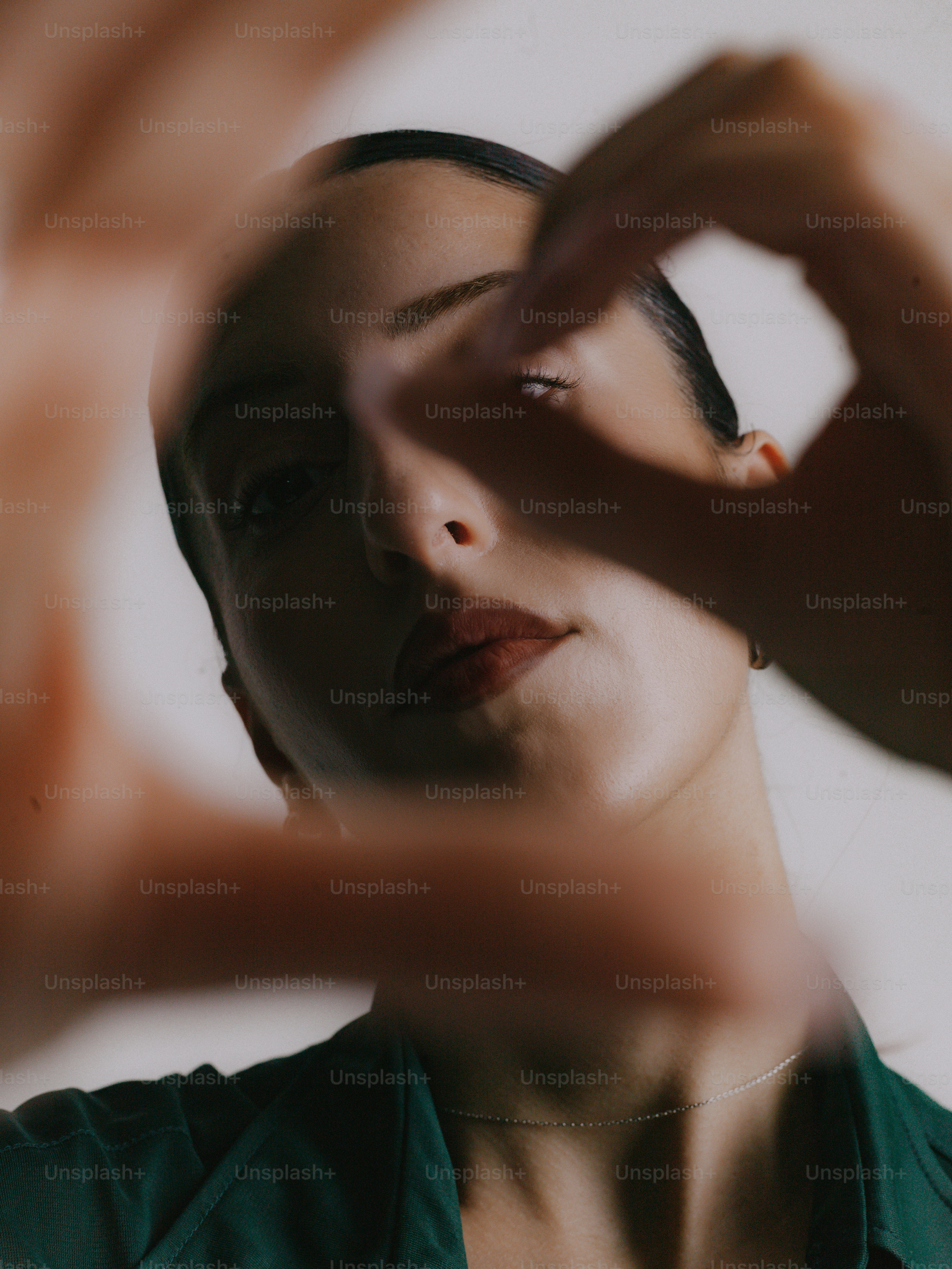 Donna con mani che incorniciano il viso