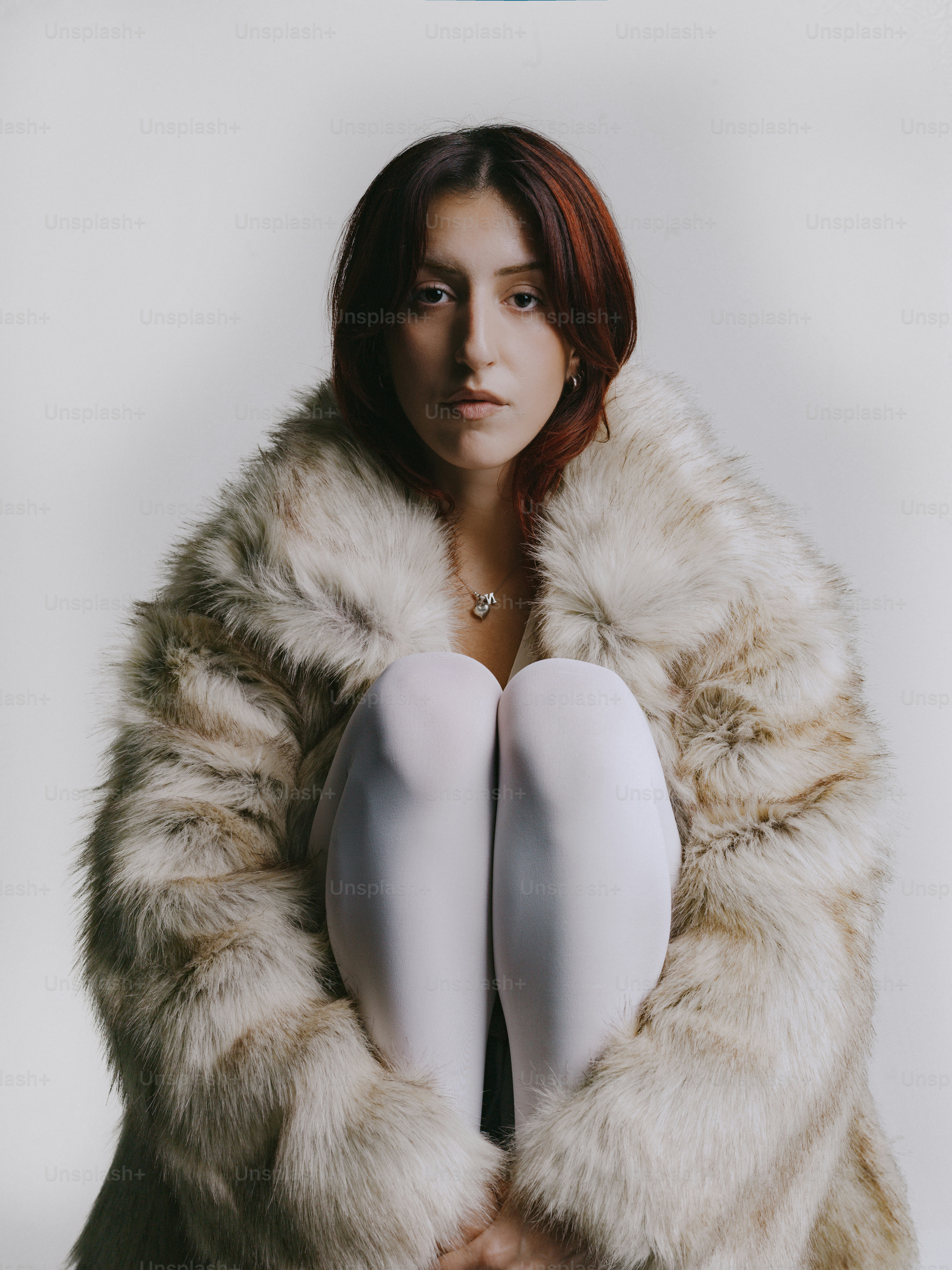 Donna con cappotto di pelliccia e collant bianchi