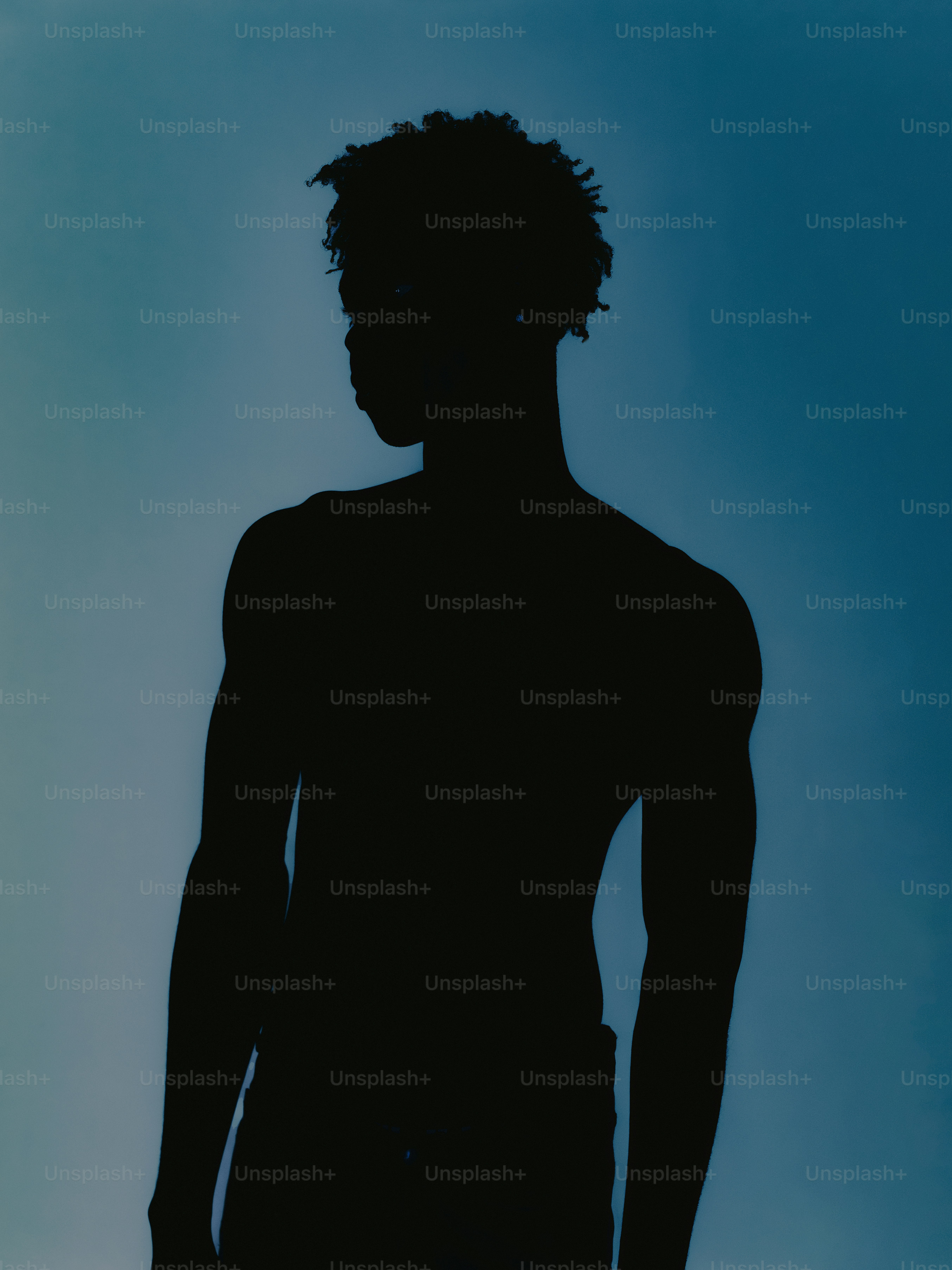 Silhouette di un giovane su uno sfondo blu