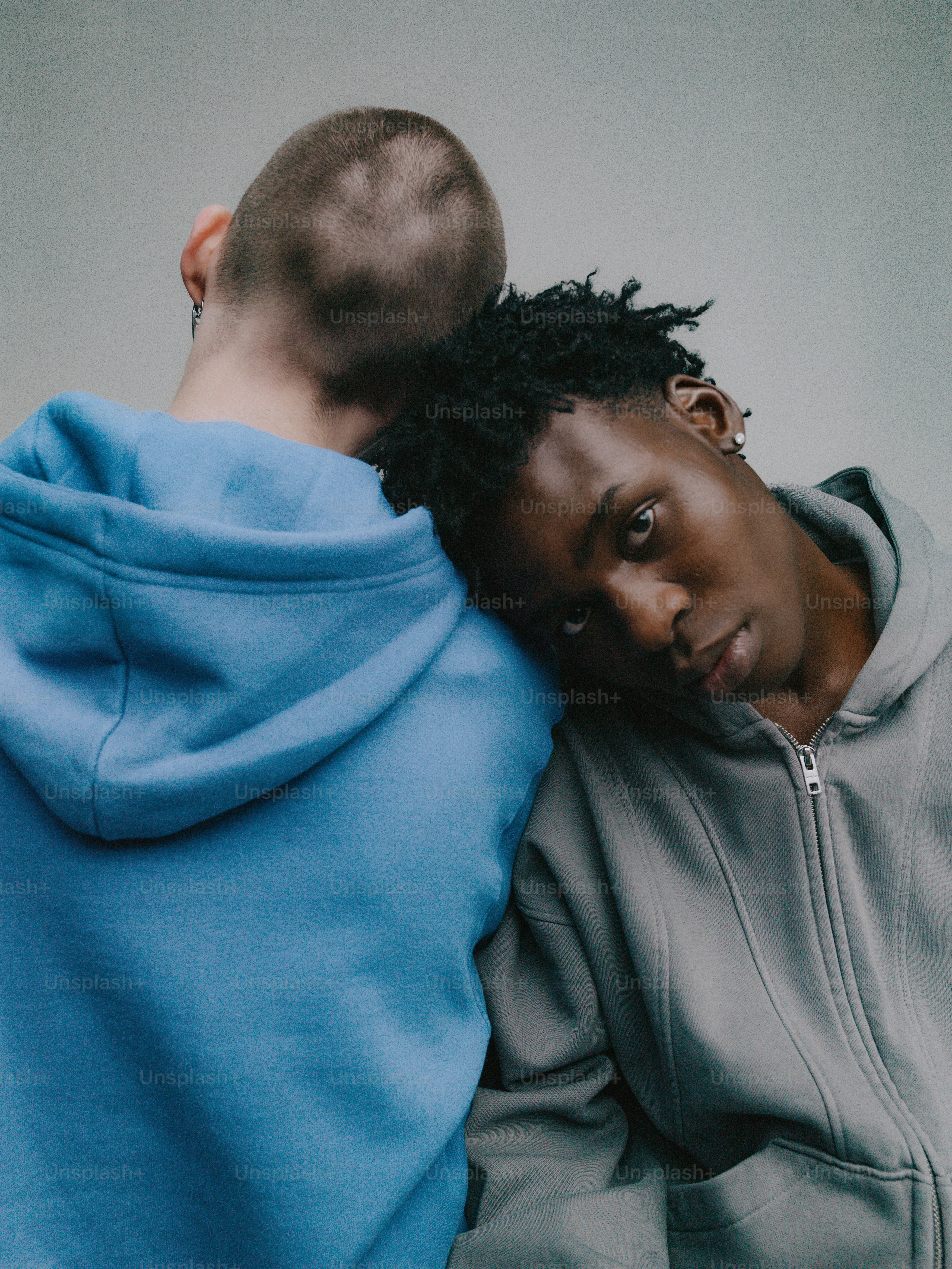 Due amici appoggiati l'uno all'altro, uno con la testa appoggiata