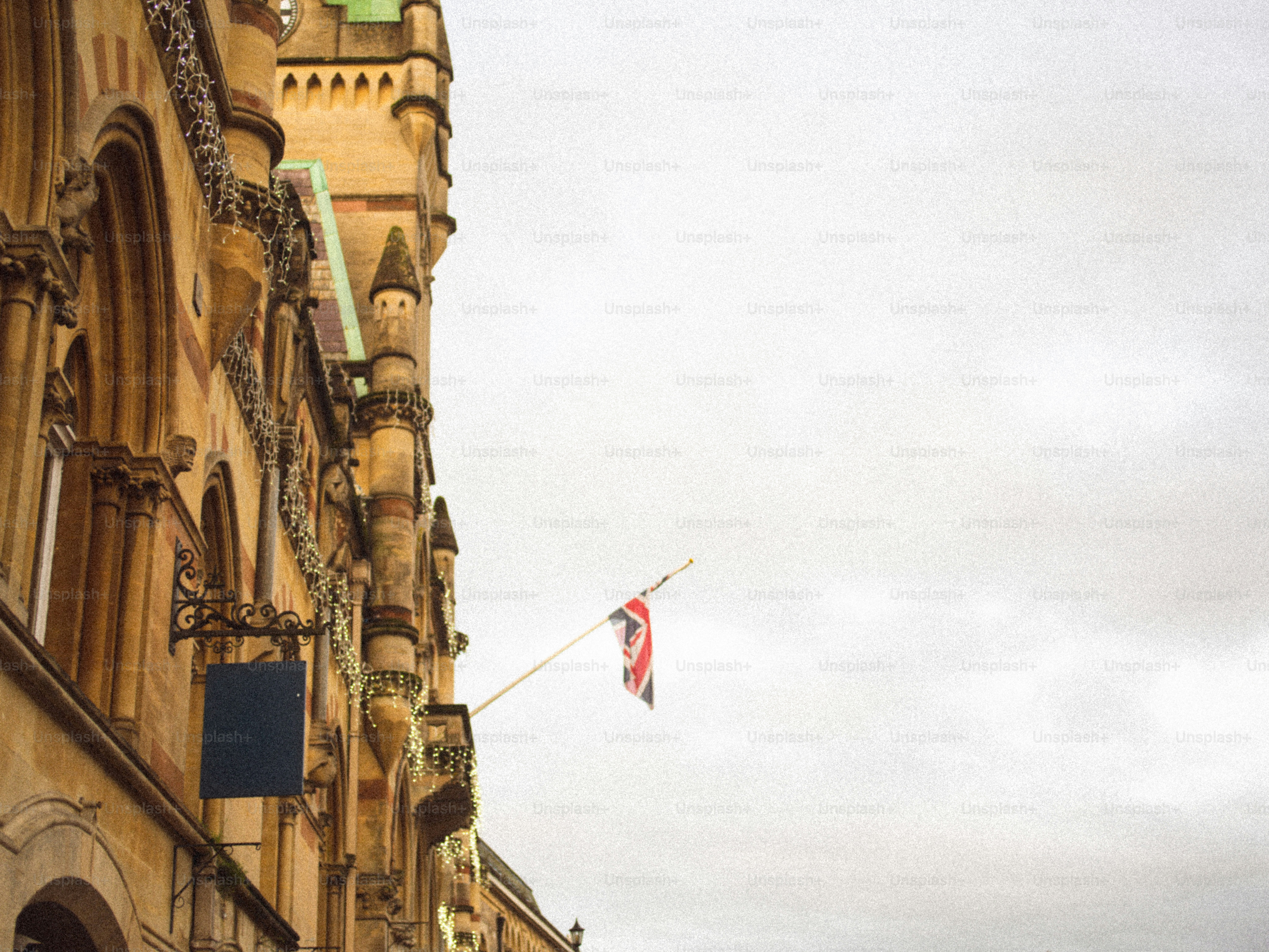 Bandeira britânica tremulando do lado de fora do antigo prédio de pedra