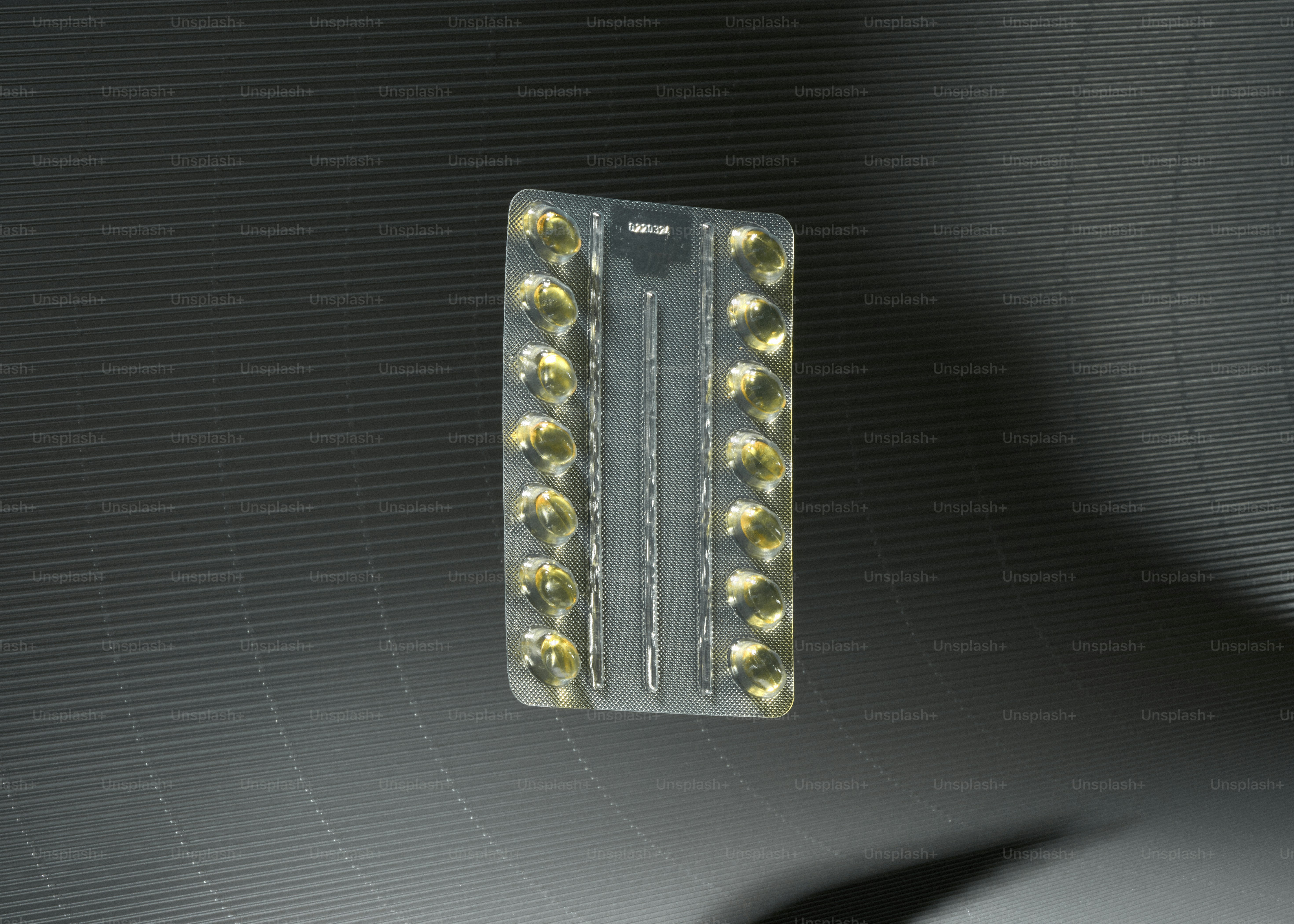 暗い背景に入った錠剤のブリスターパック