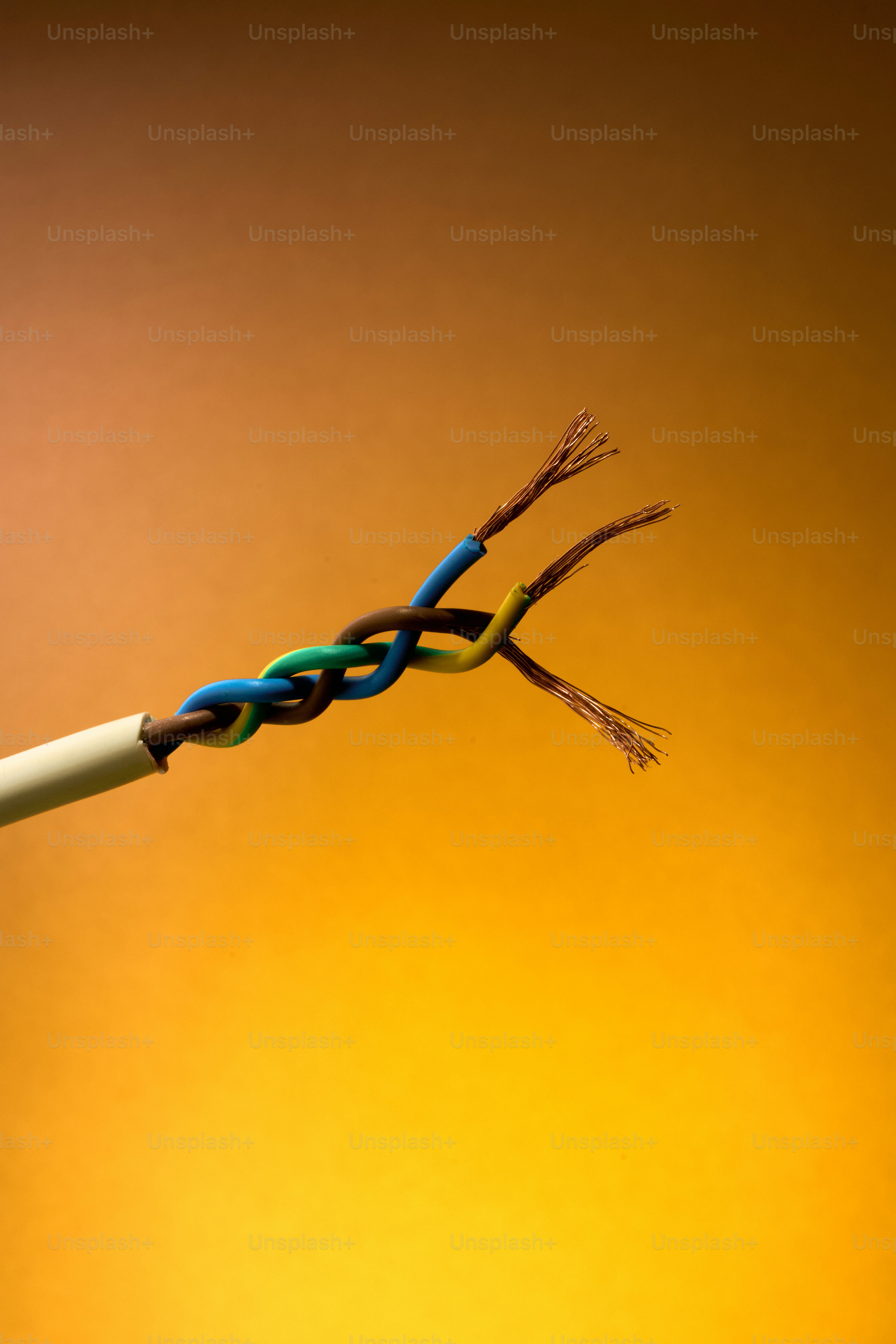 Cables eléctricos trenzados con hilos de cobre expuestos