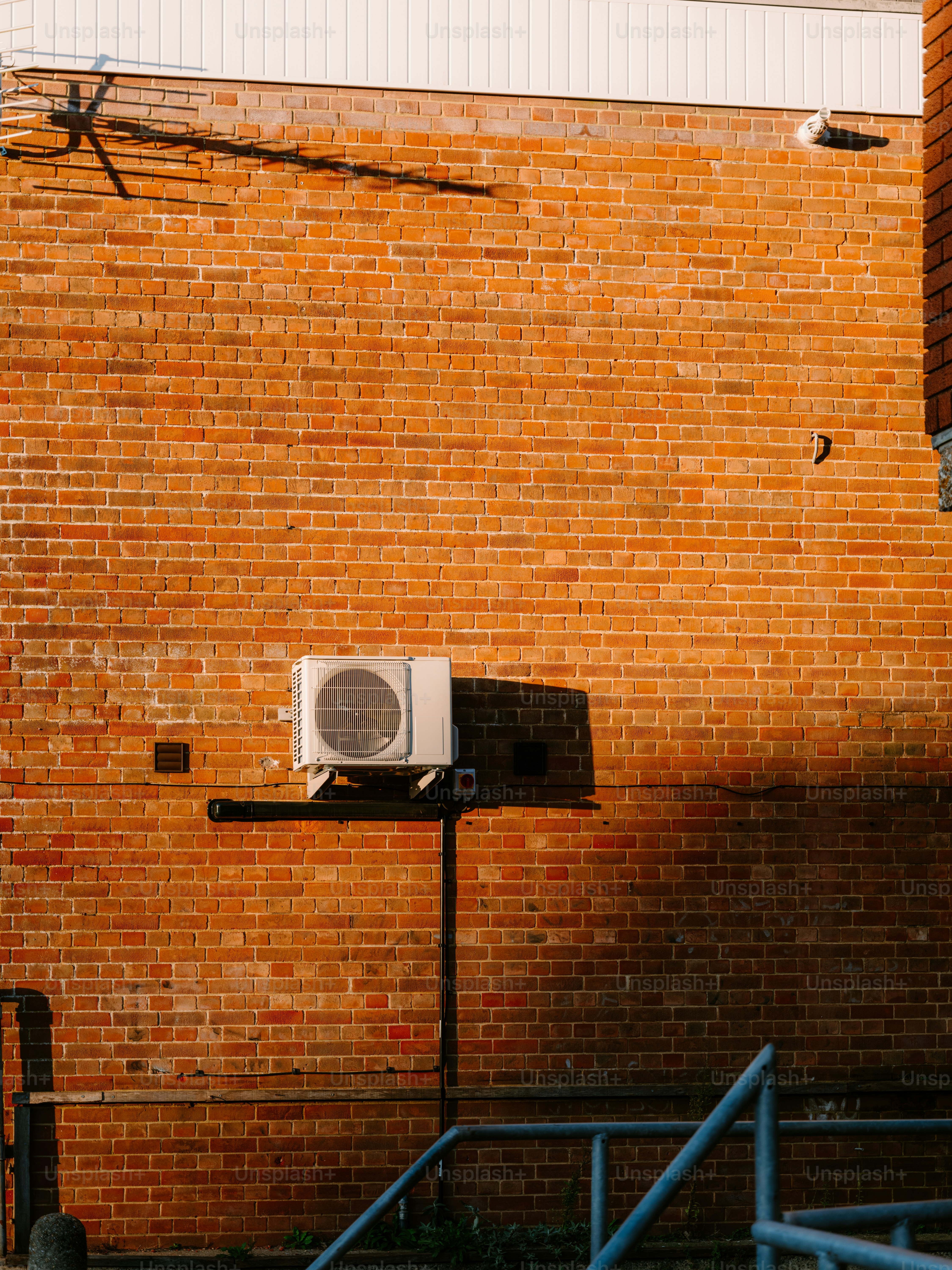 Unità di condizionamento montata su un muro di mattoni