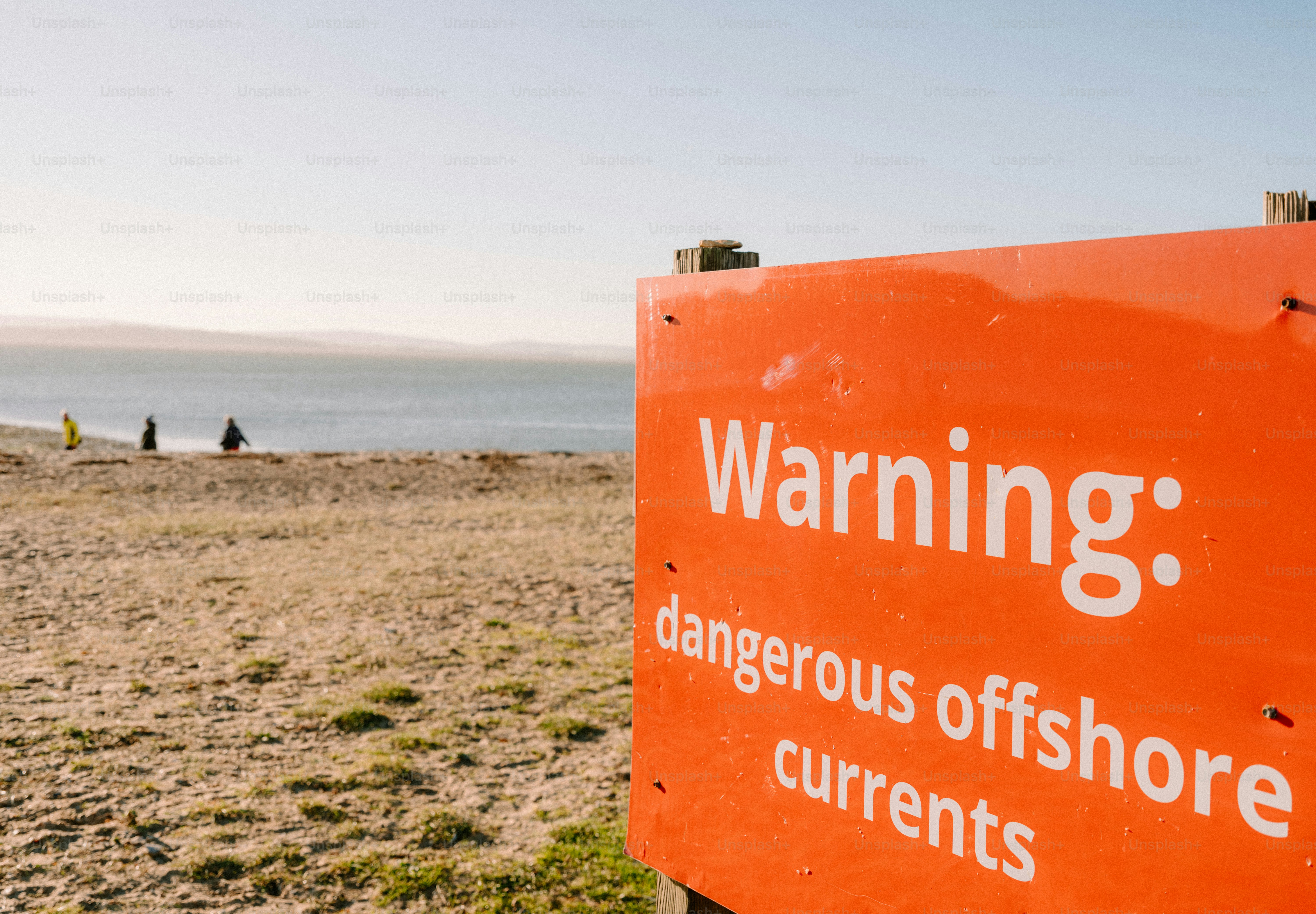 Orangefarbenes Warnschild vor gefährlichen Offshore-Strömungen