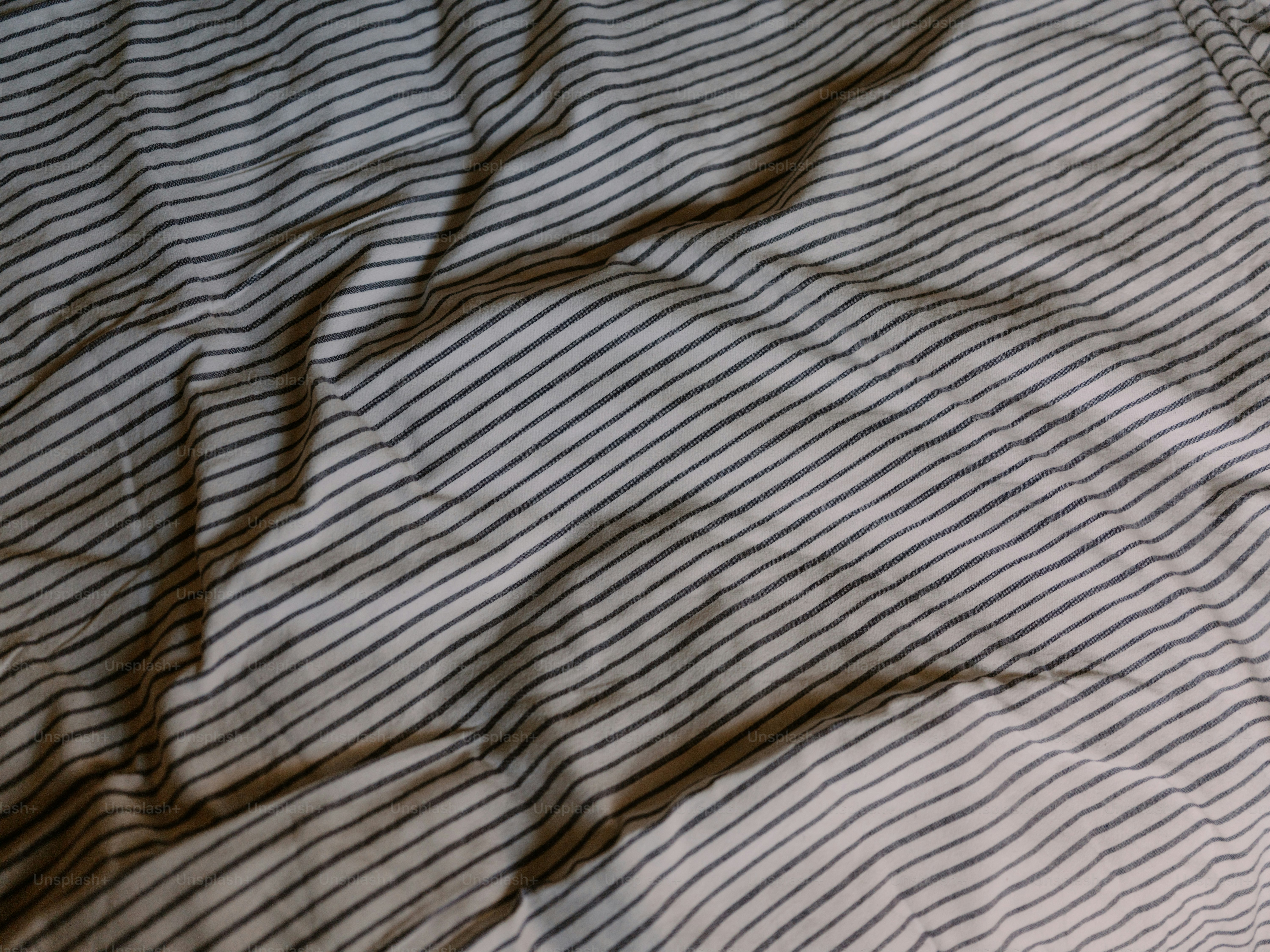 Tissu rayé froissé avec ombres