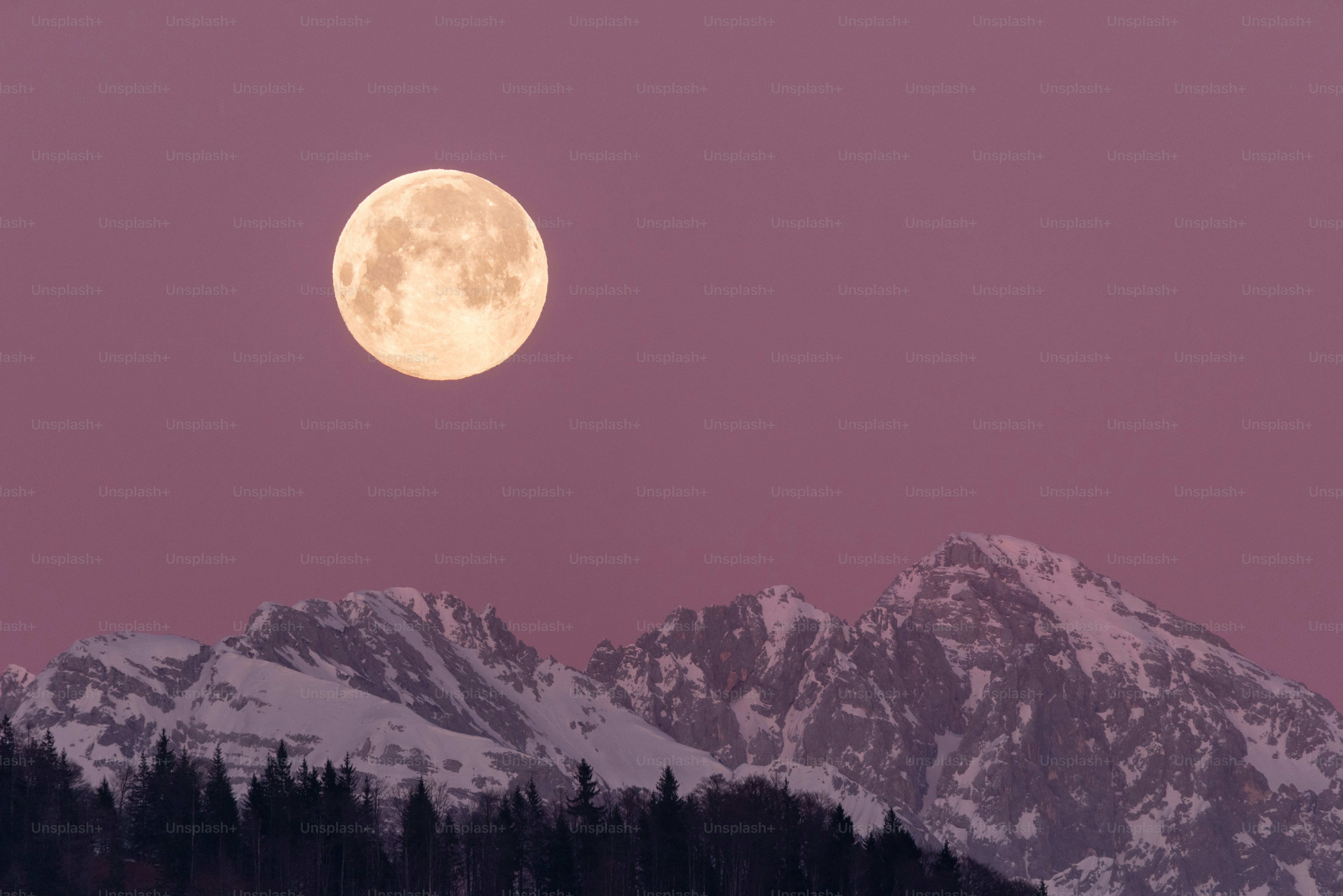 Luna Llena Que Sube Sobre Paisaje Y Las Montañas Del Invierno Imagen de  archivo - Imagen de suizo, intenso: 107032161, image size:3000x2002