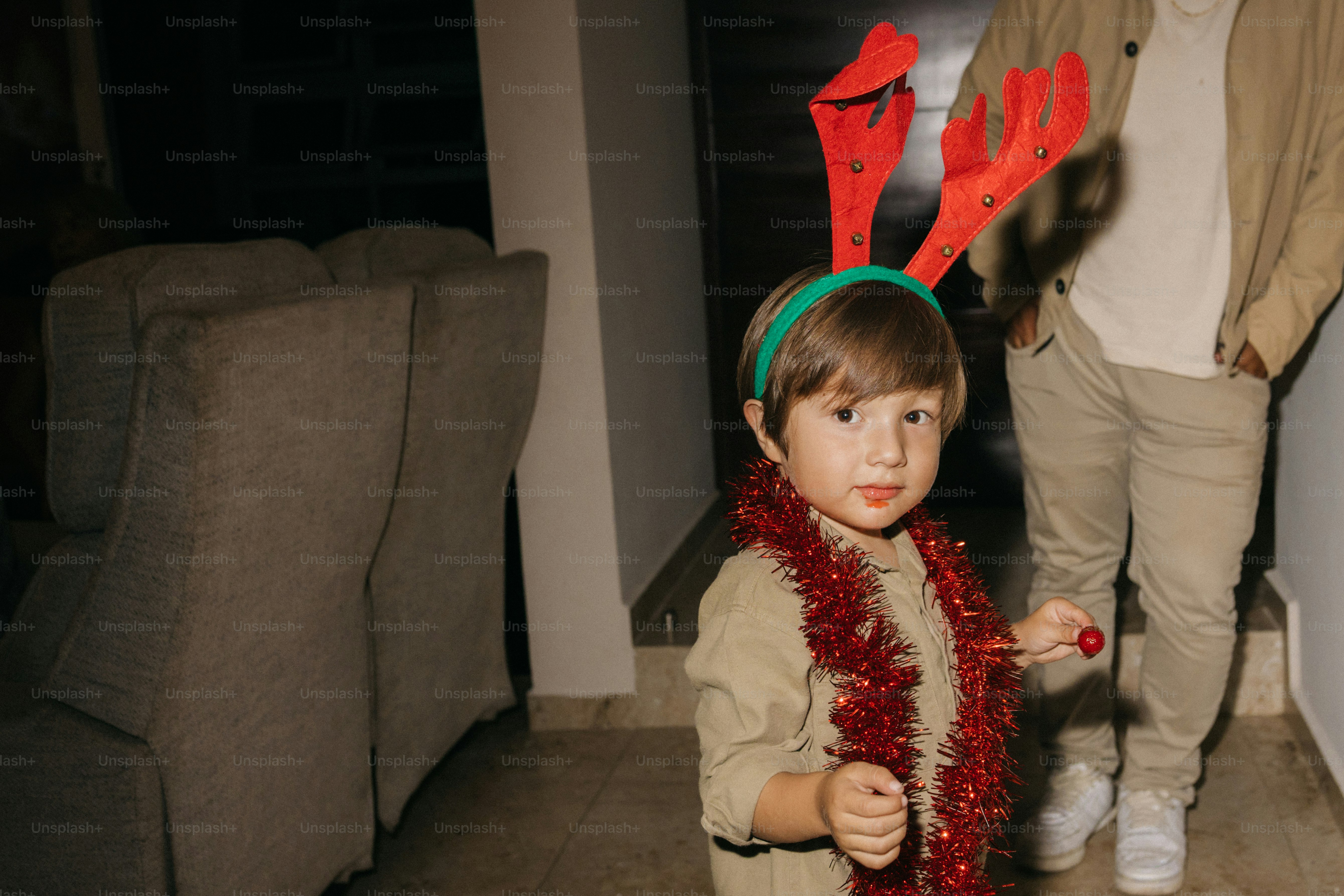Junge mit Rentiergeweihen und Lametta