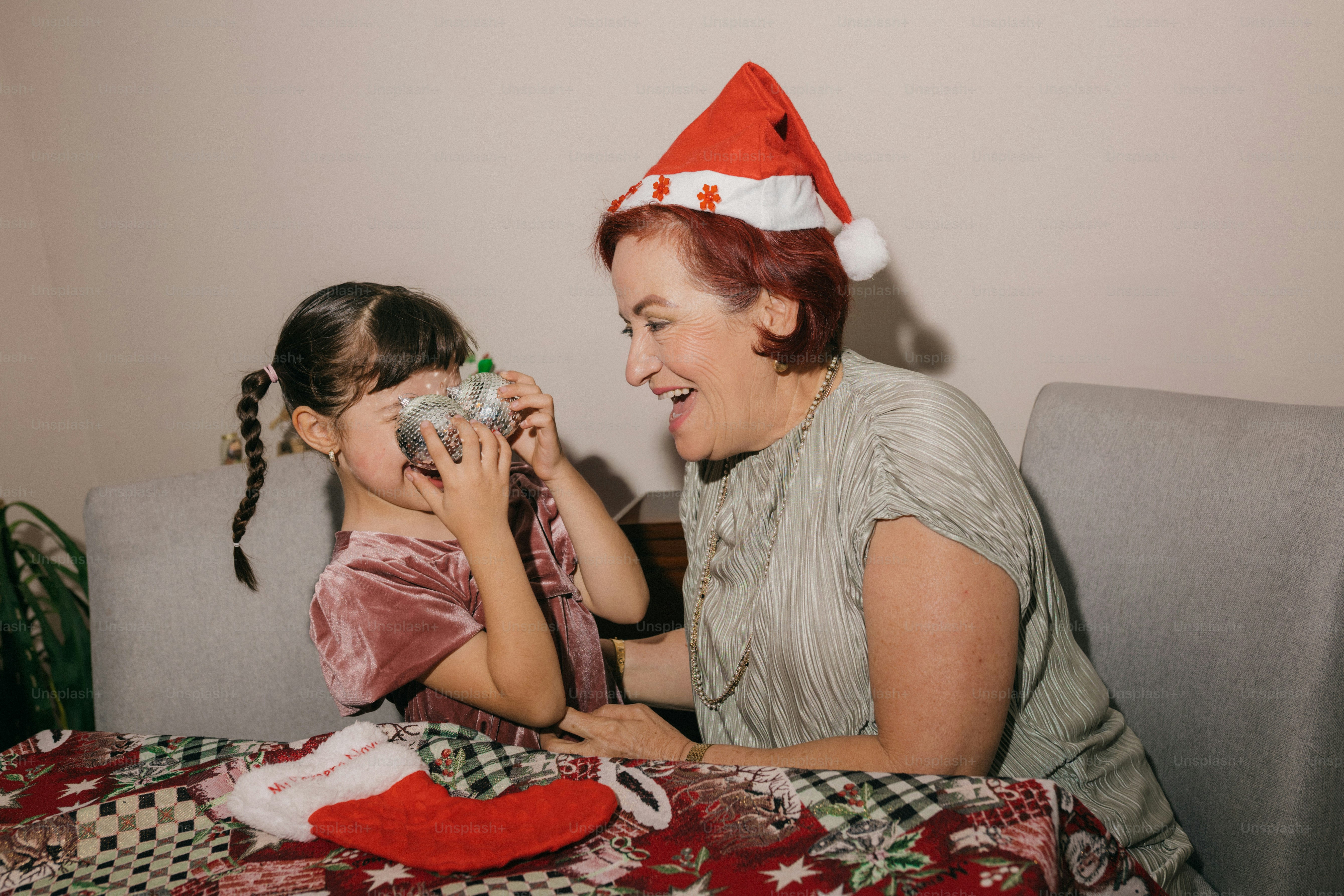 Frau und Kind mit Weihnachtshut zu Weihnachten