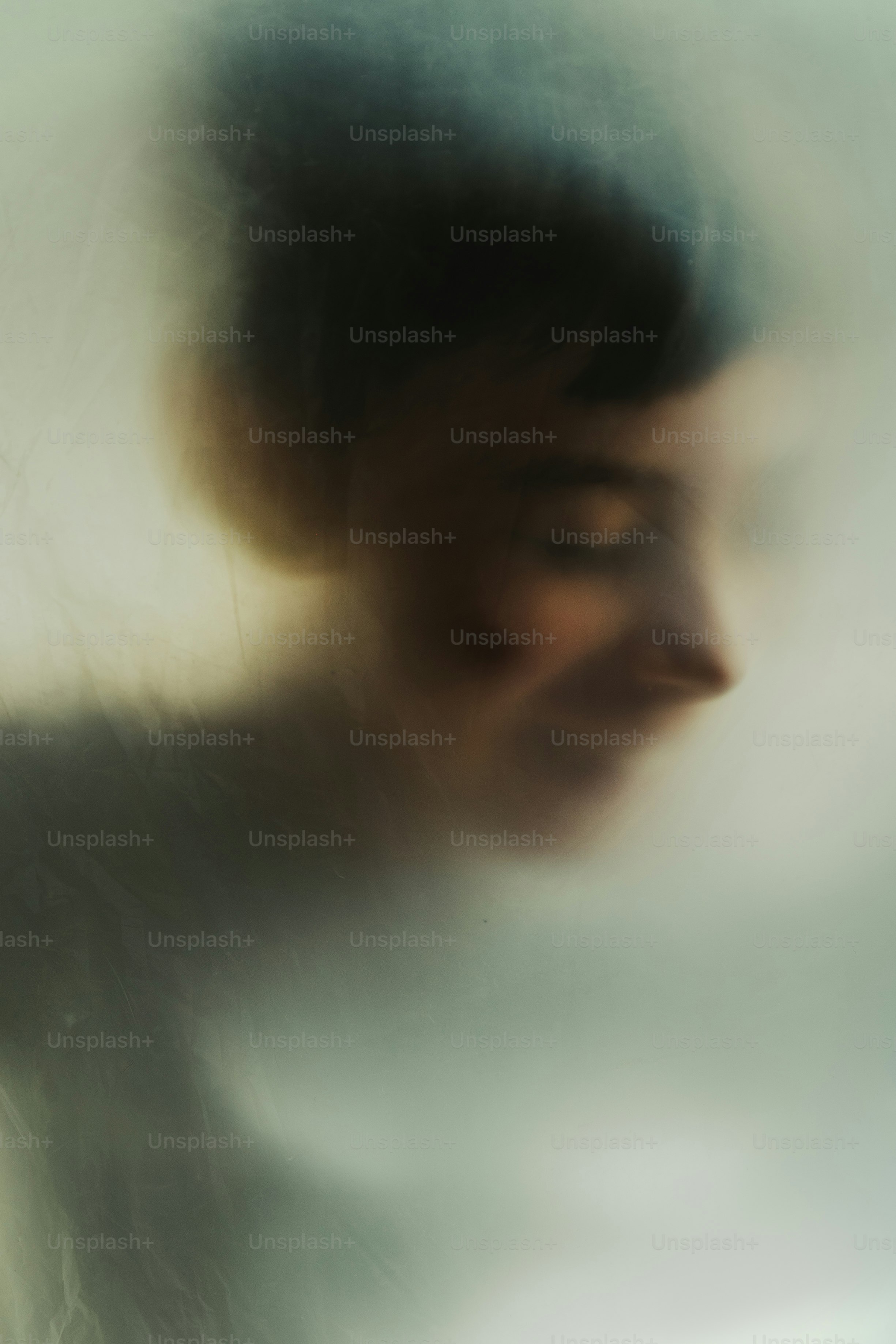 Verschwommenes Profil einer Person, die sanft lächelt.