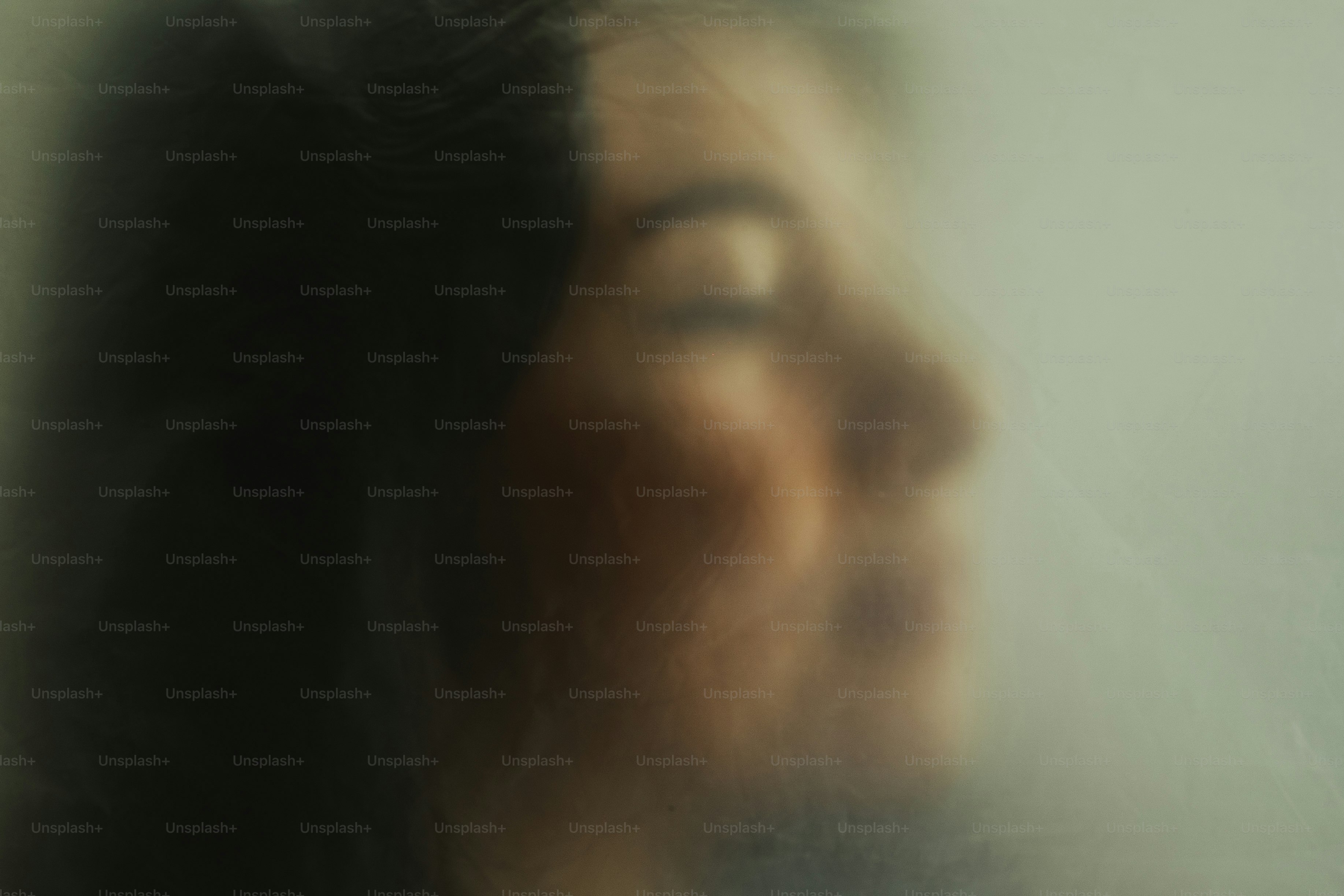 Eine Nahaufnahme des Gesichts einer Frau mit geschlossenen Augen.