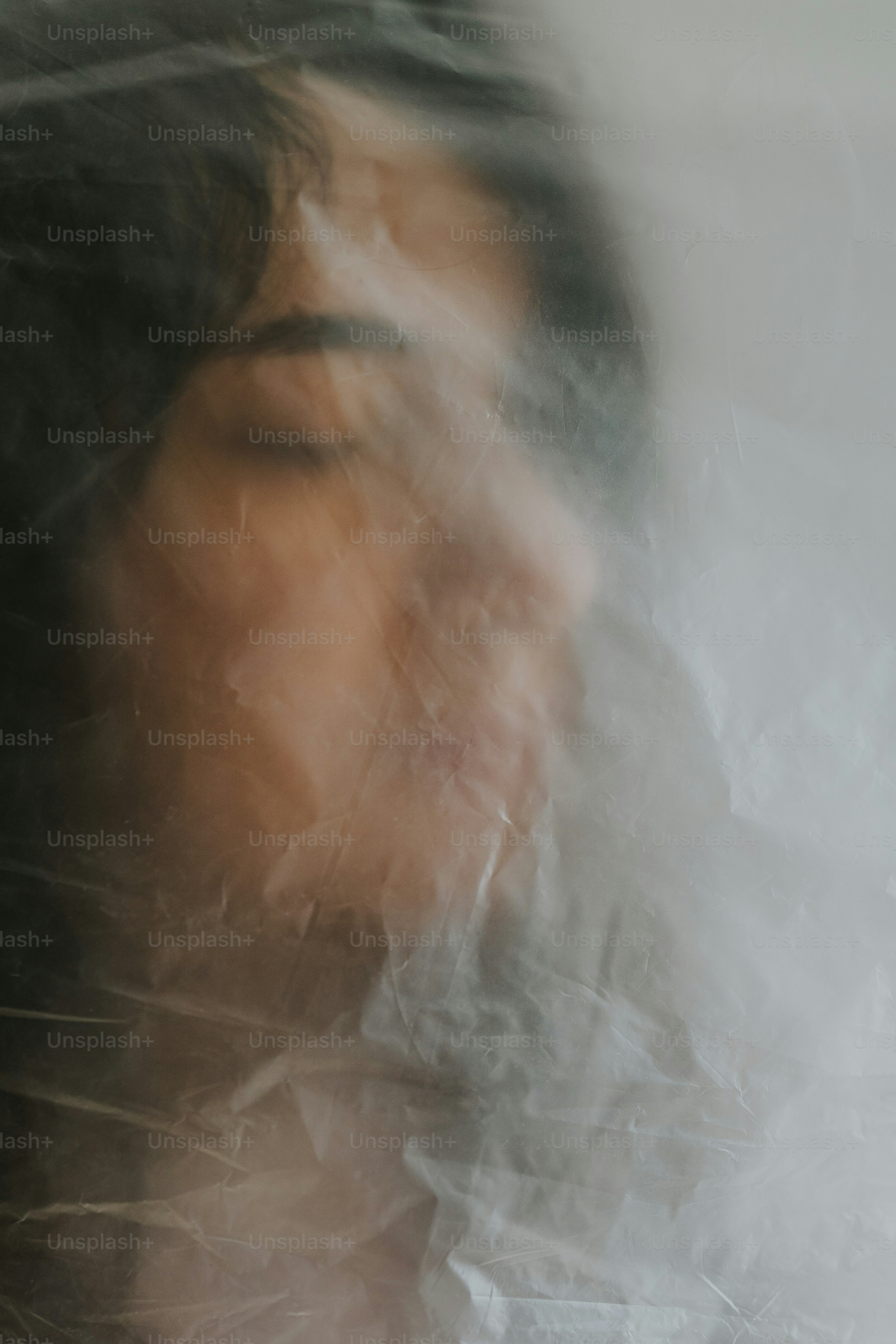 Das Gesicht der Frau war von durchscheinender Frischhaltefolie verdeckt.