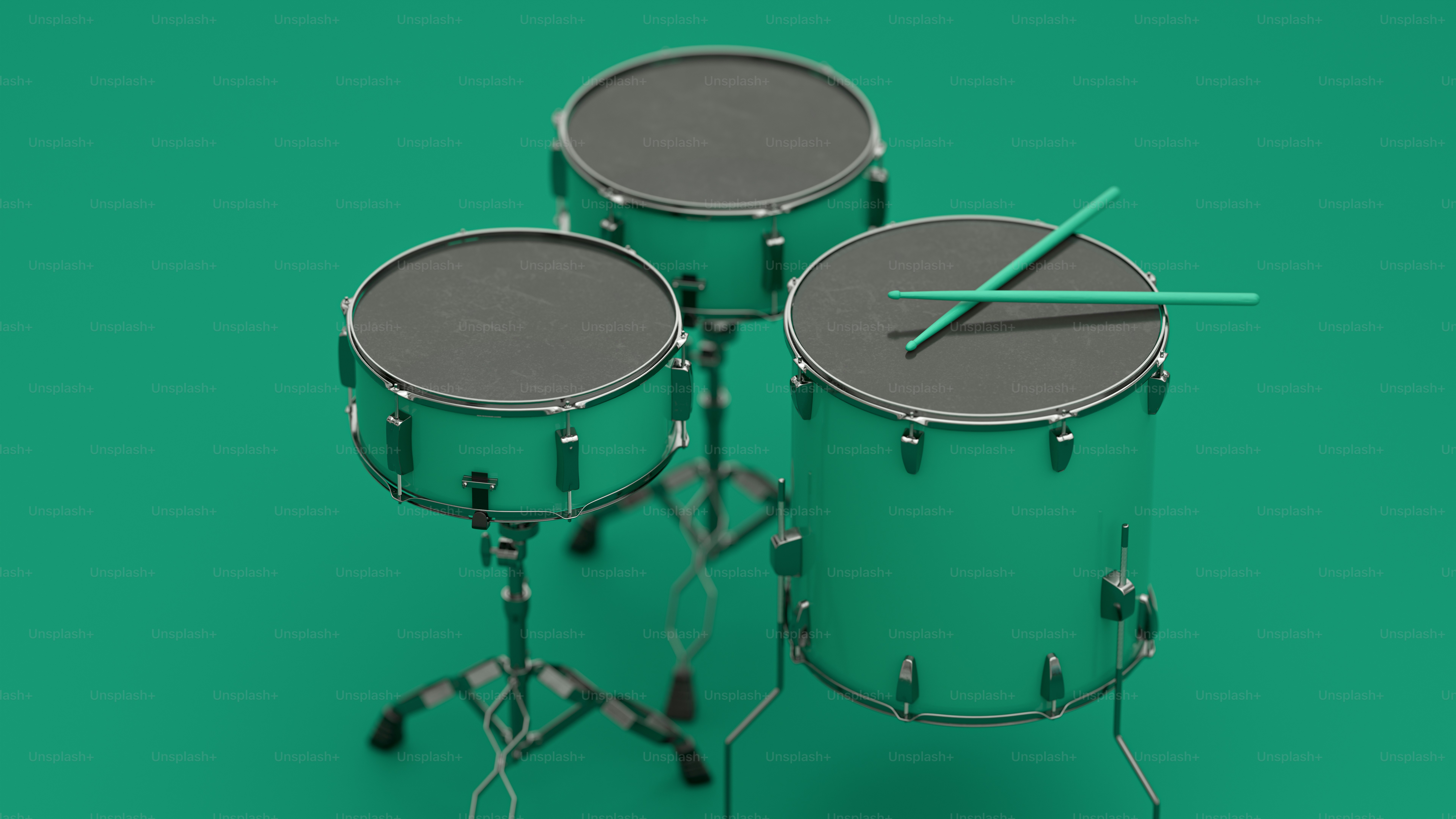 緑色のドラムセットで、緑色の背景にドラムスティックがついています