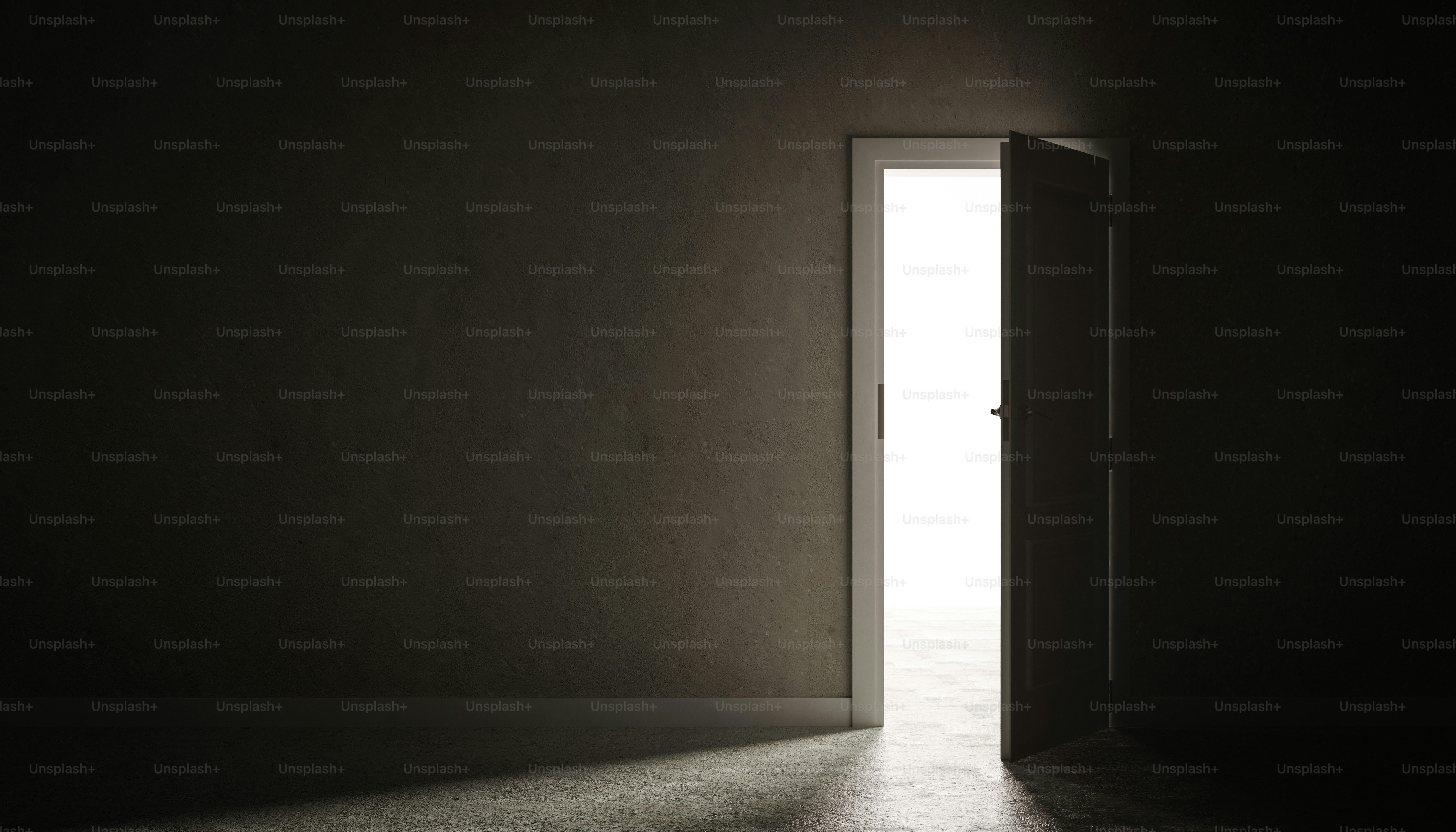 Uma porta aberta revelando uma luz forte em um quarto escuro.