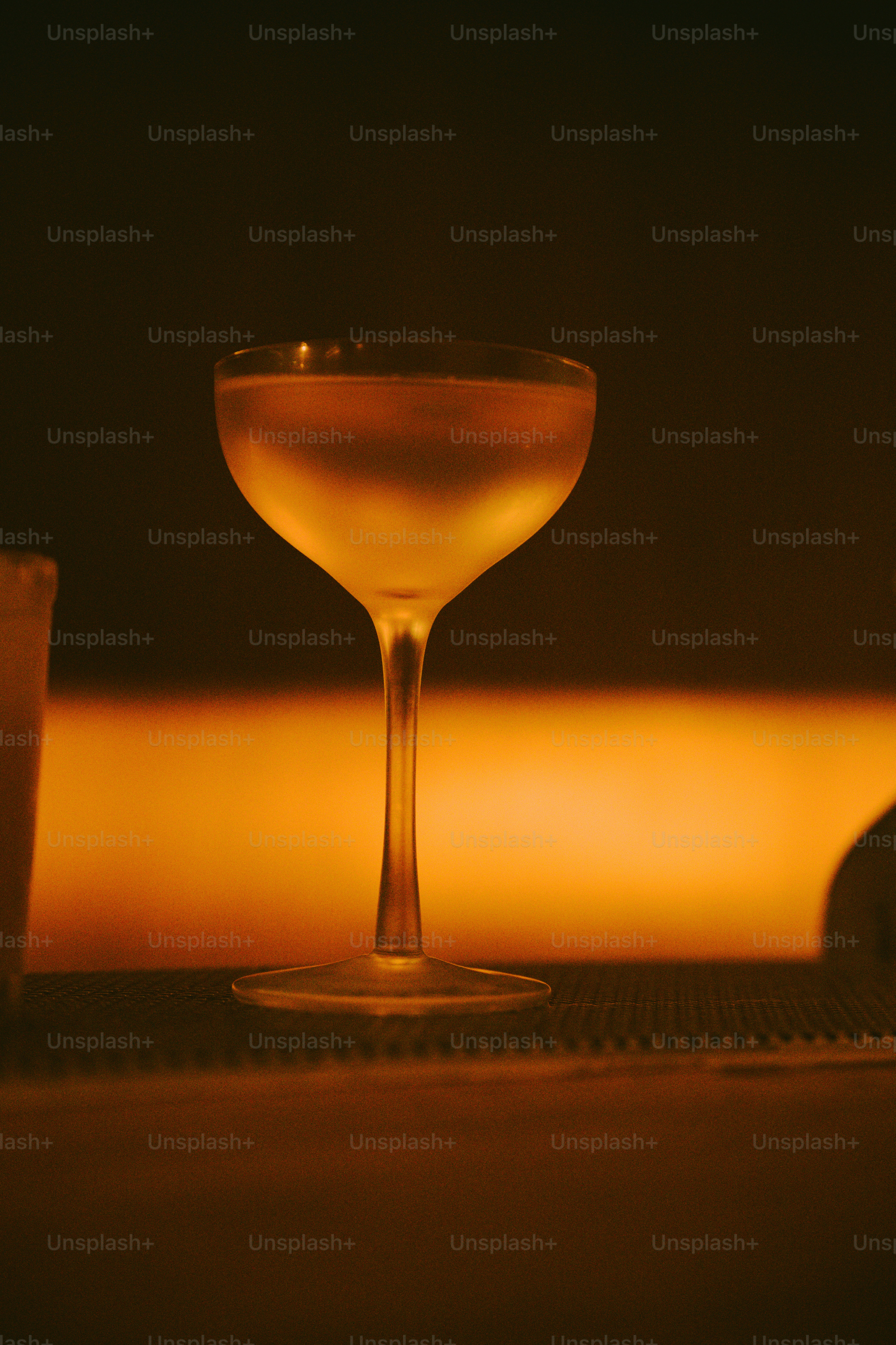 바에서 쿠페 잔에 담긴 차가운 칵테일.