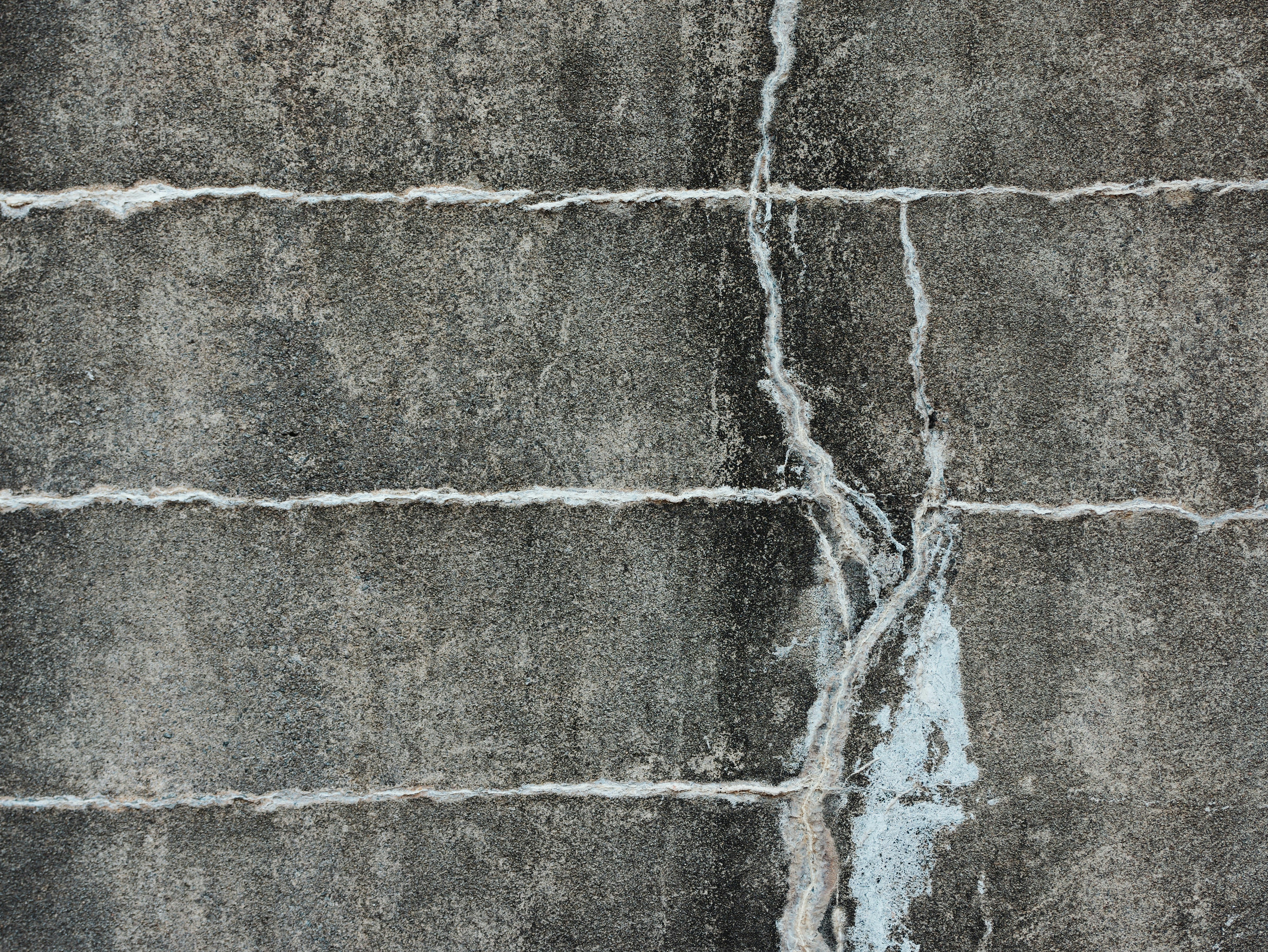 Cracked concrete wall with horizontal lines