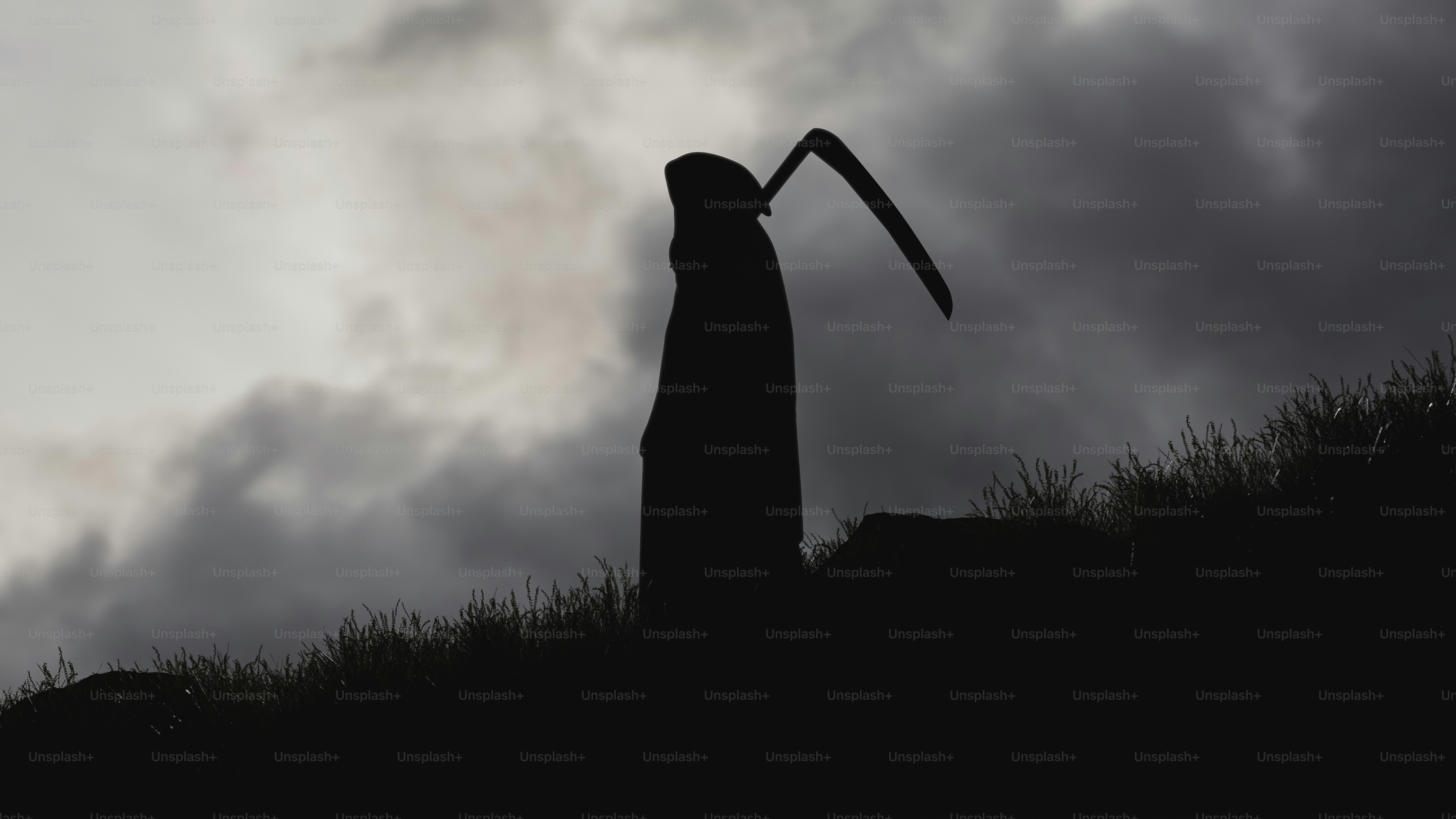 曇った空を背景にした死神のシルエット