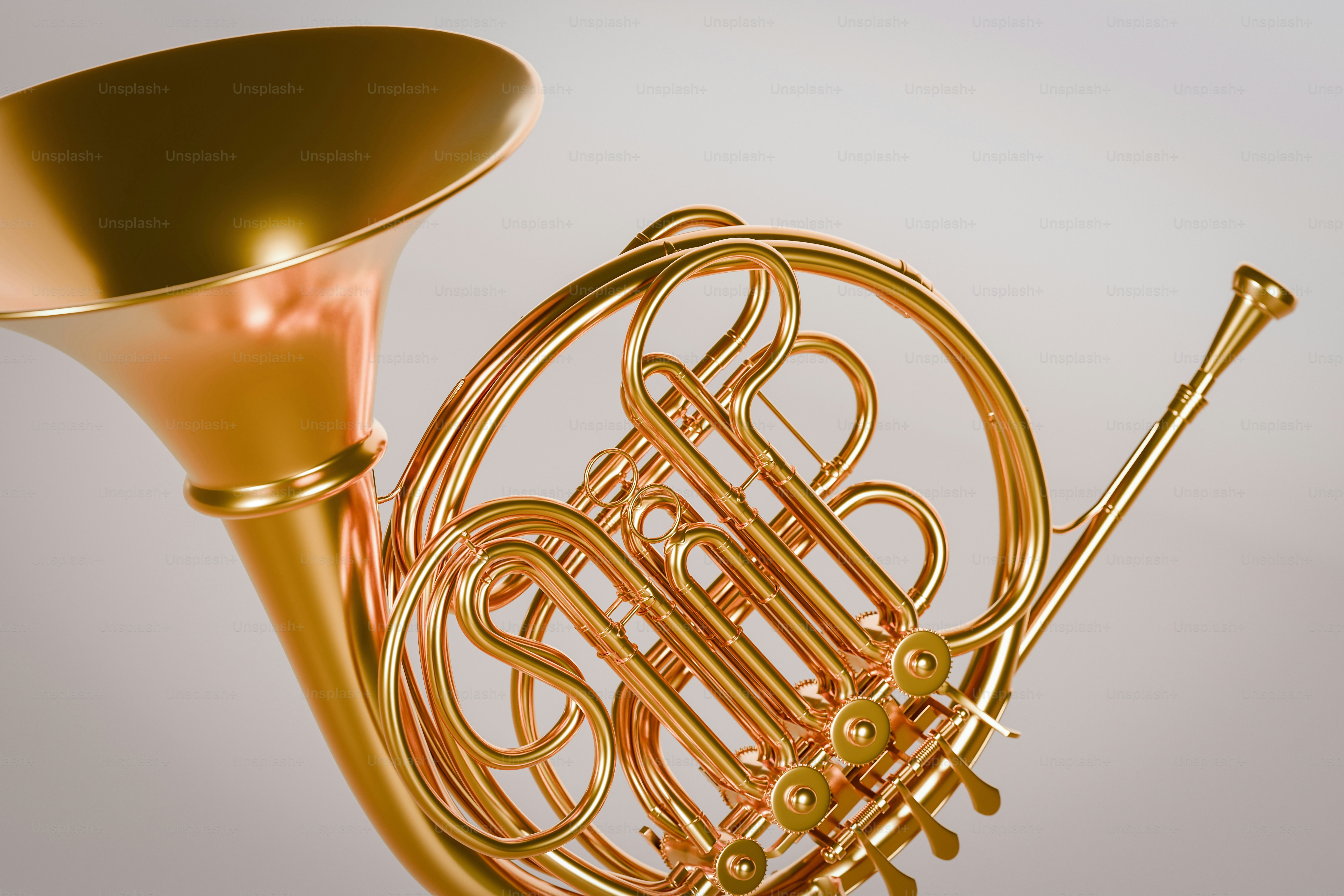 Um brilhante trompa dourada sobre fundo claro