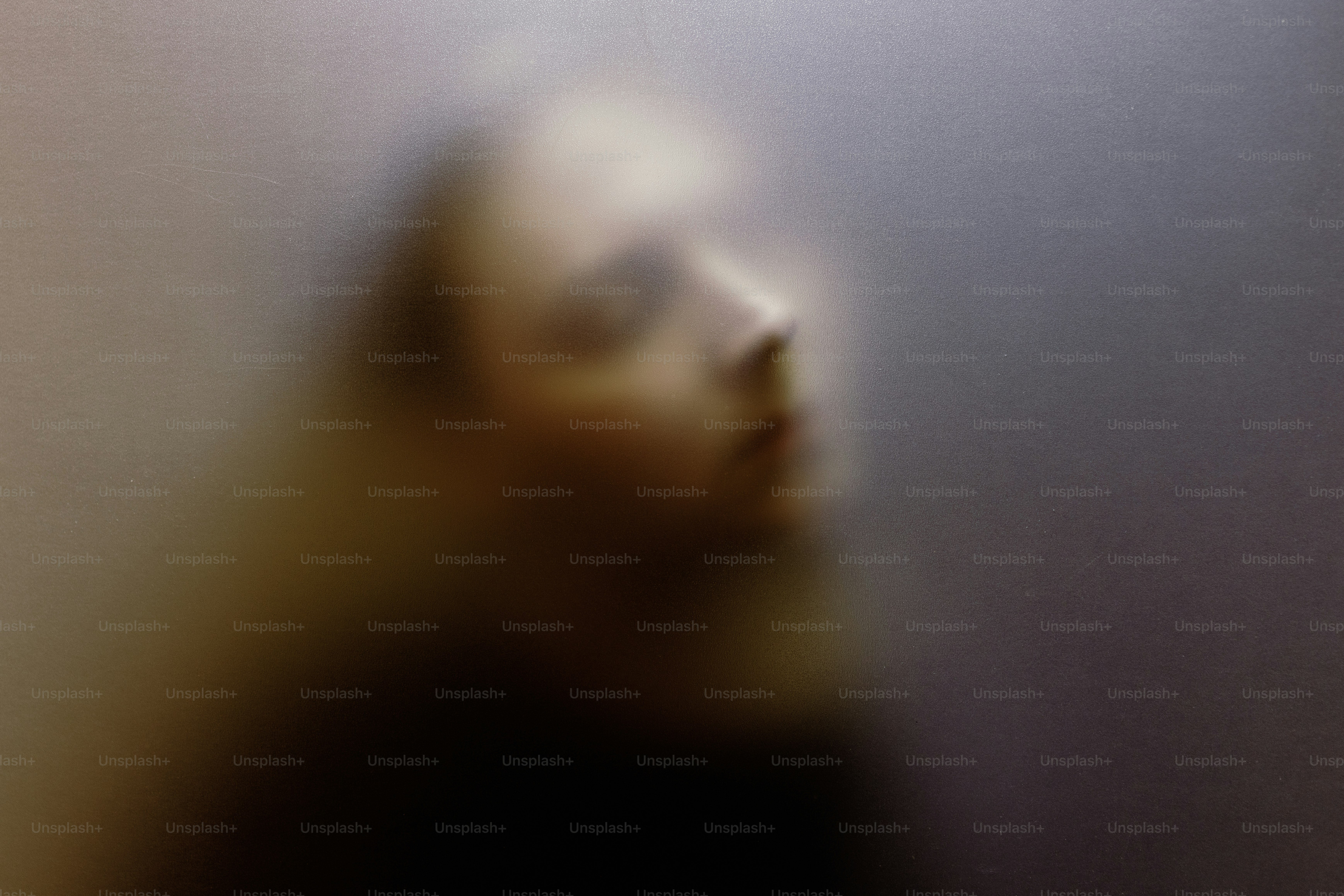 曇ったガラスに隠れた人の顔