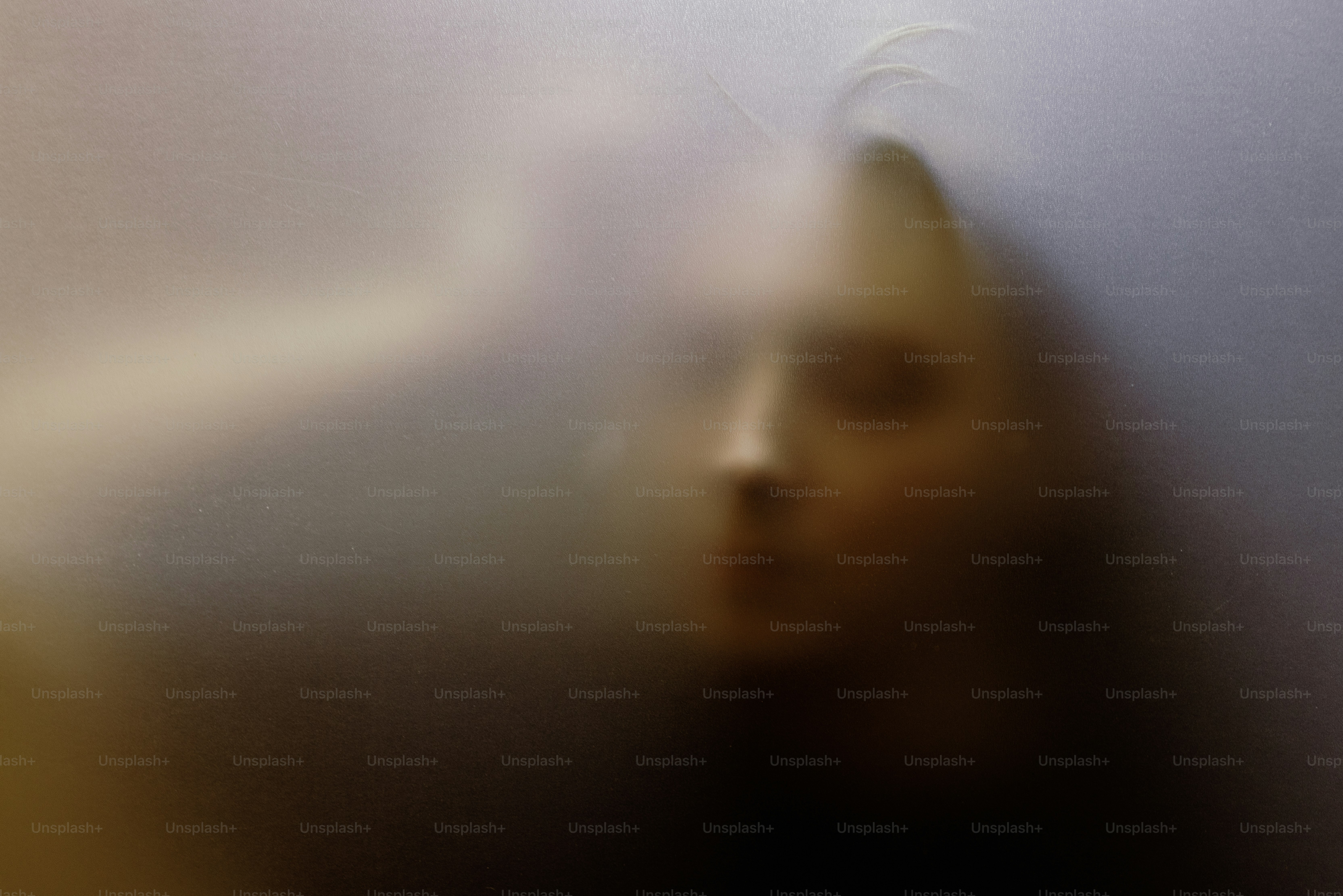 ぼやけた女性の顔の横顔