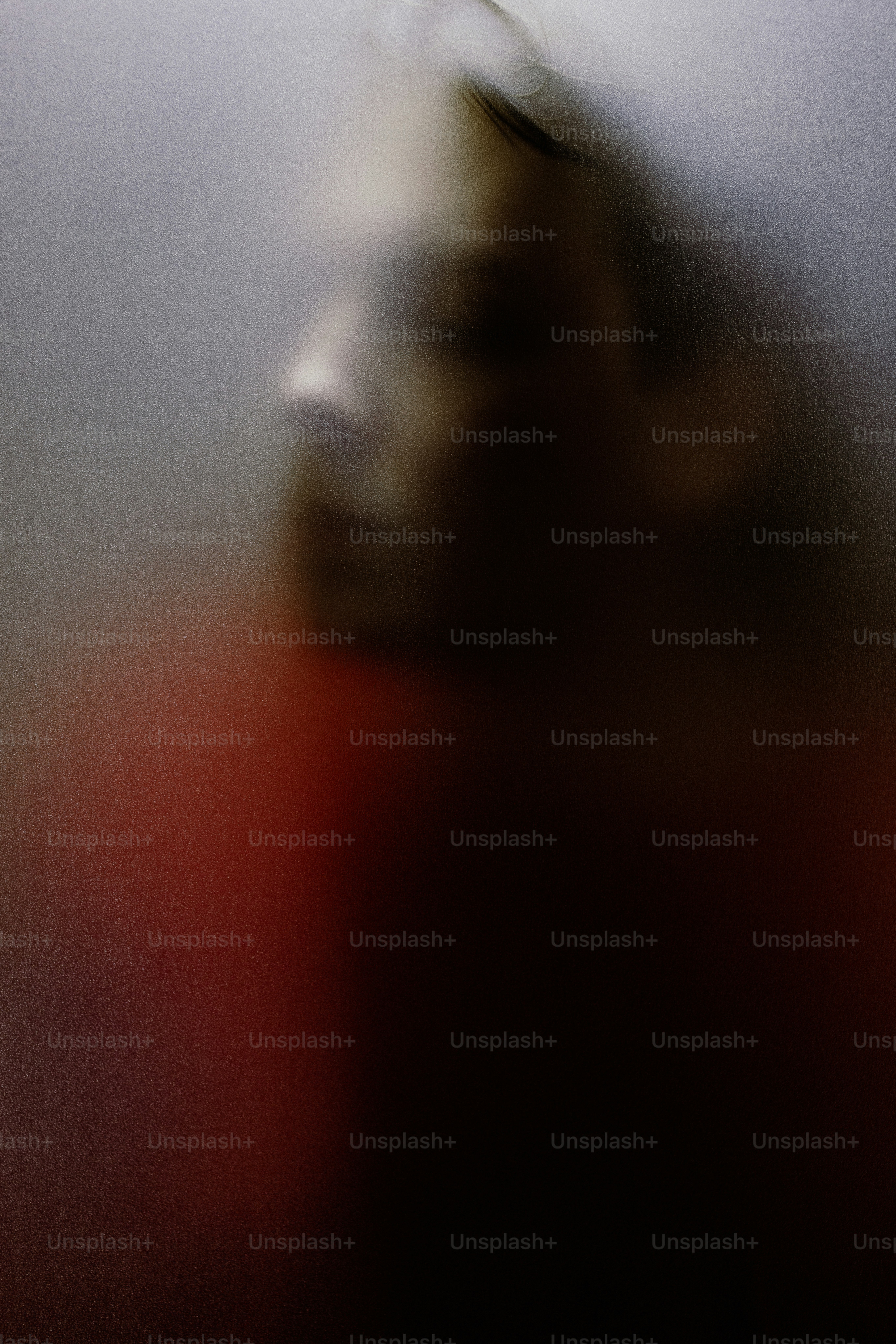 赤い服を着た人のぼやけた横顔