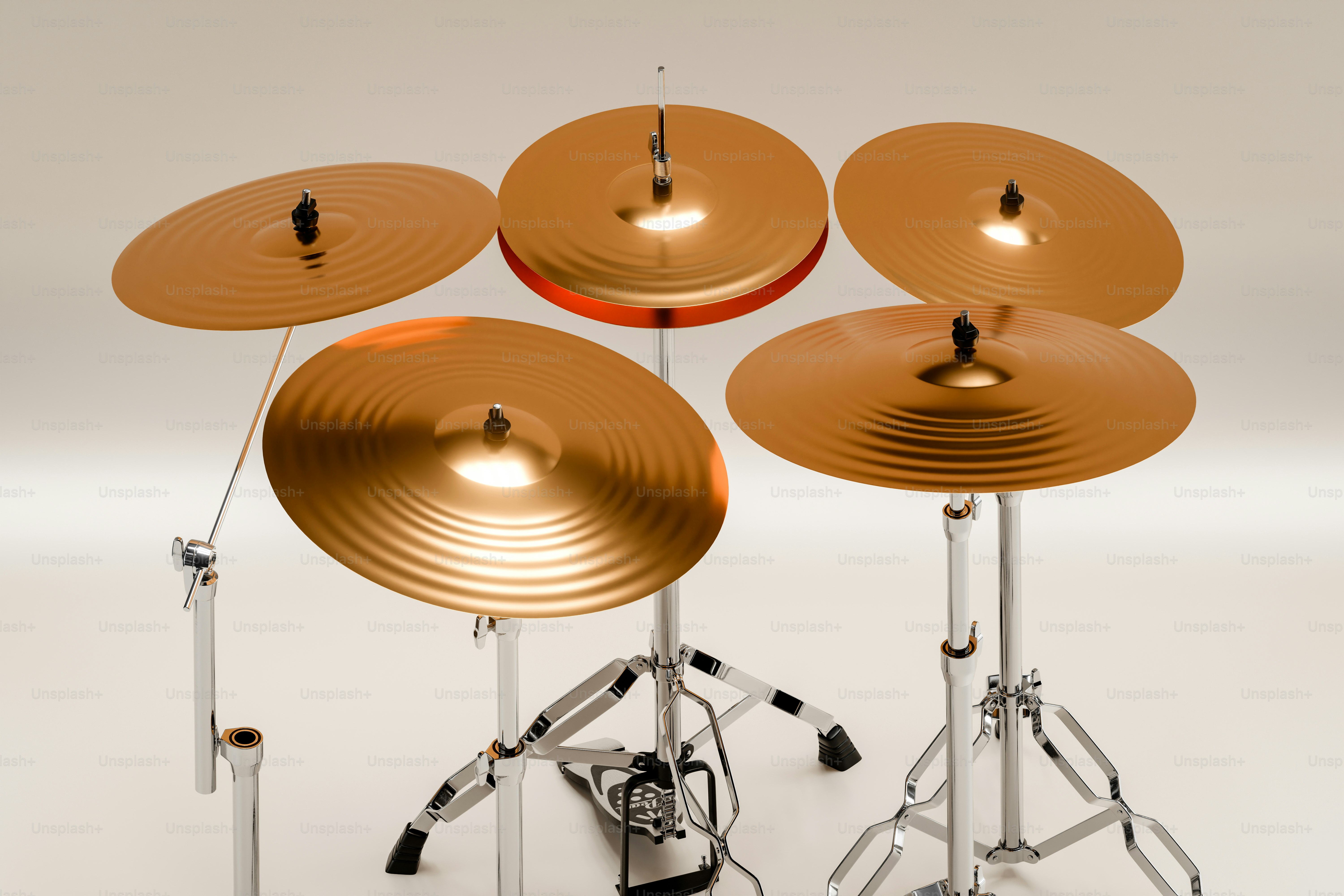 Pratos de bateria em suportes contra um fundo liso